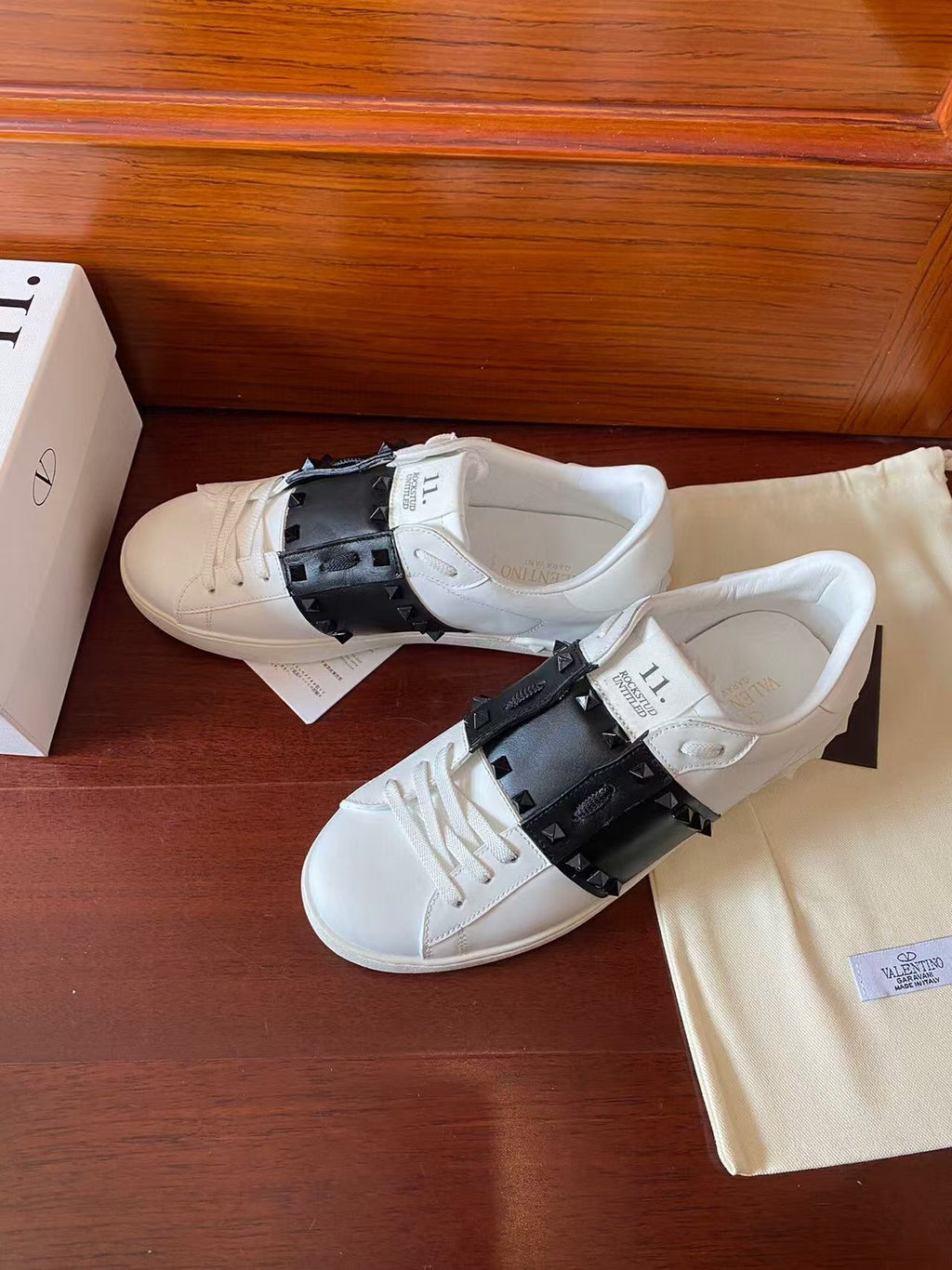 VT Rockstud Untitled Sneakers Black White Leather