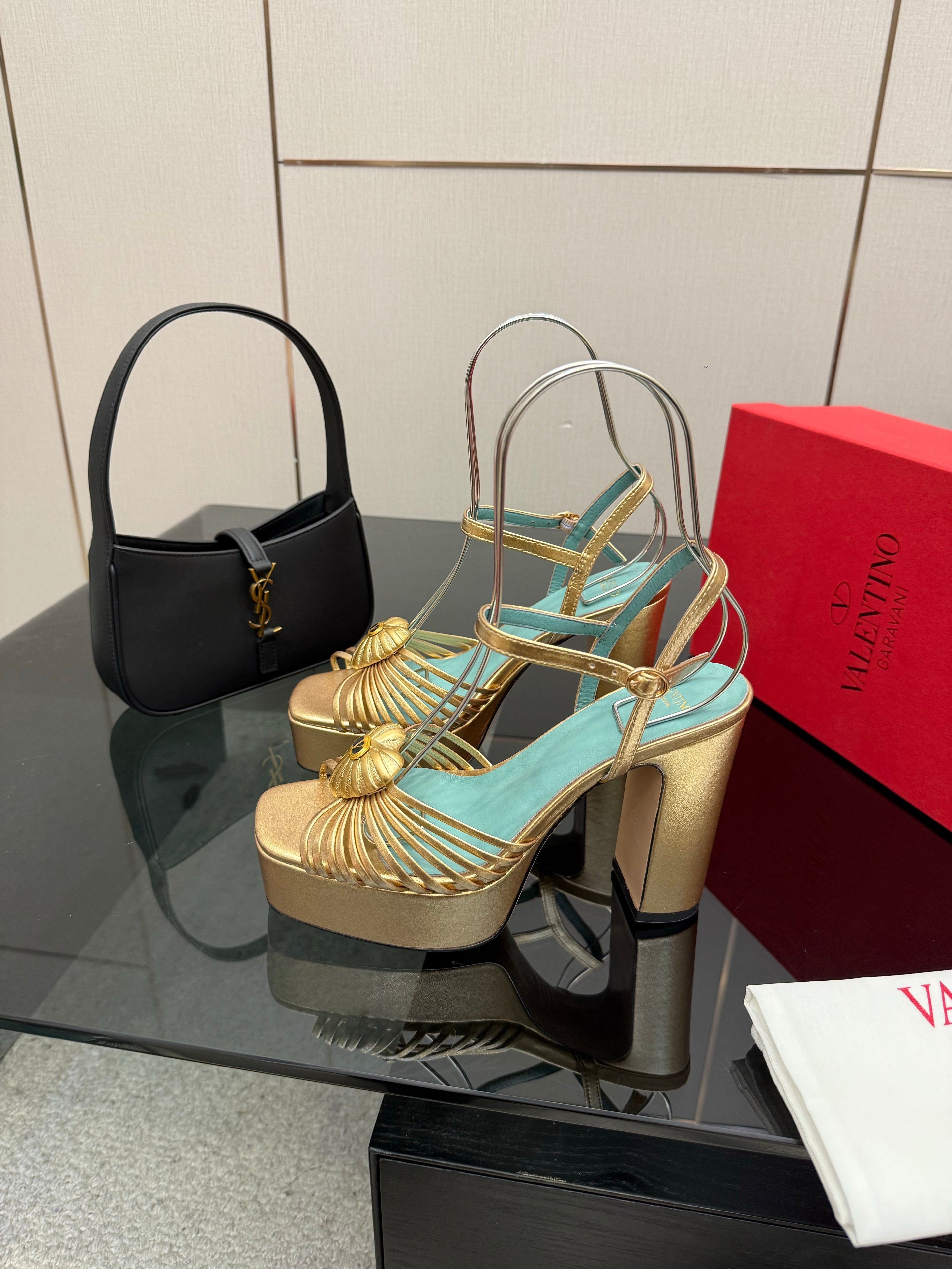 VALENTINO Classic Sandals Gold in Sheepskin 629540