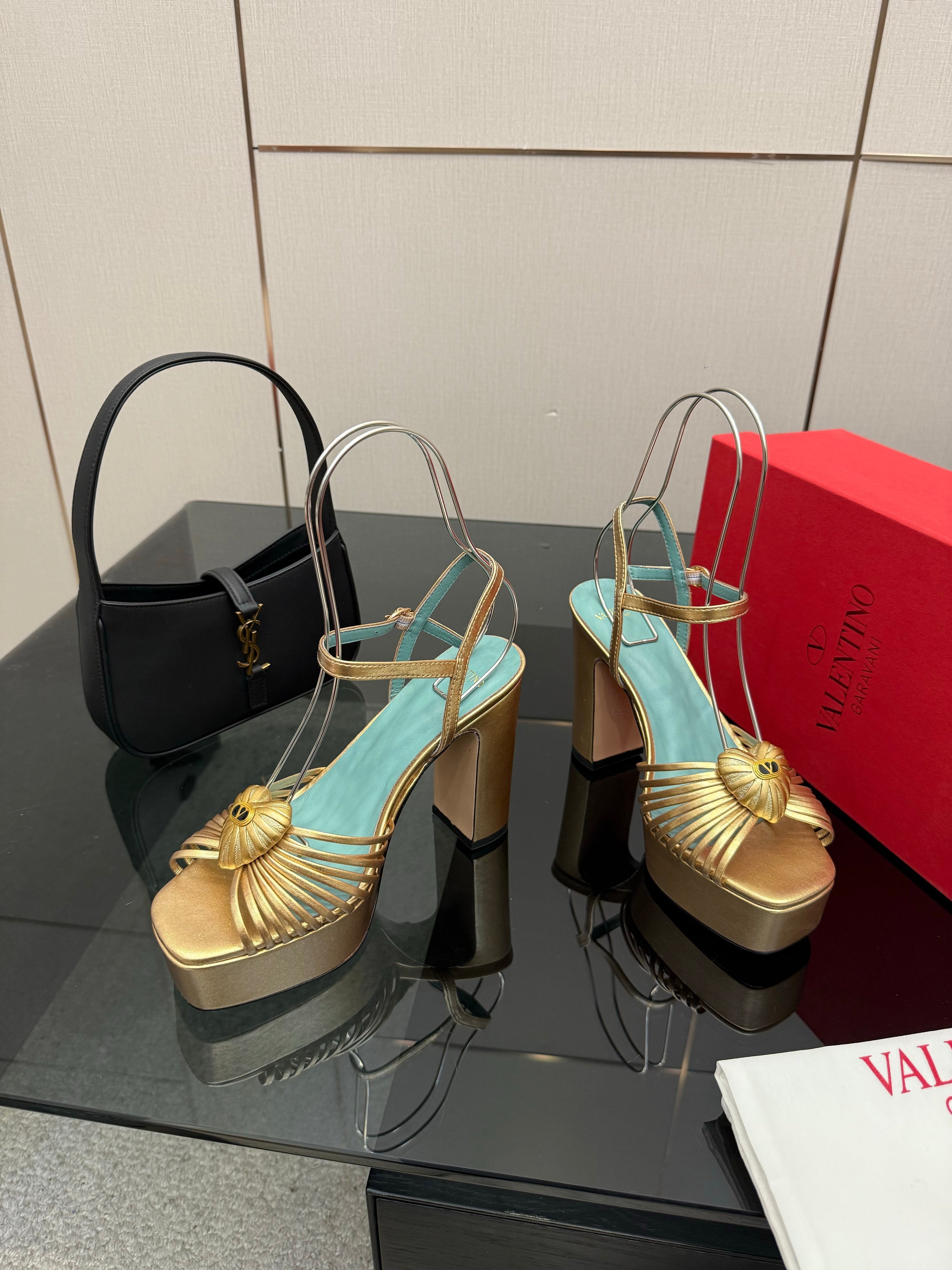 VALENTINO Classic Sandals Gold in Sheepskin 629540