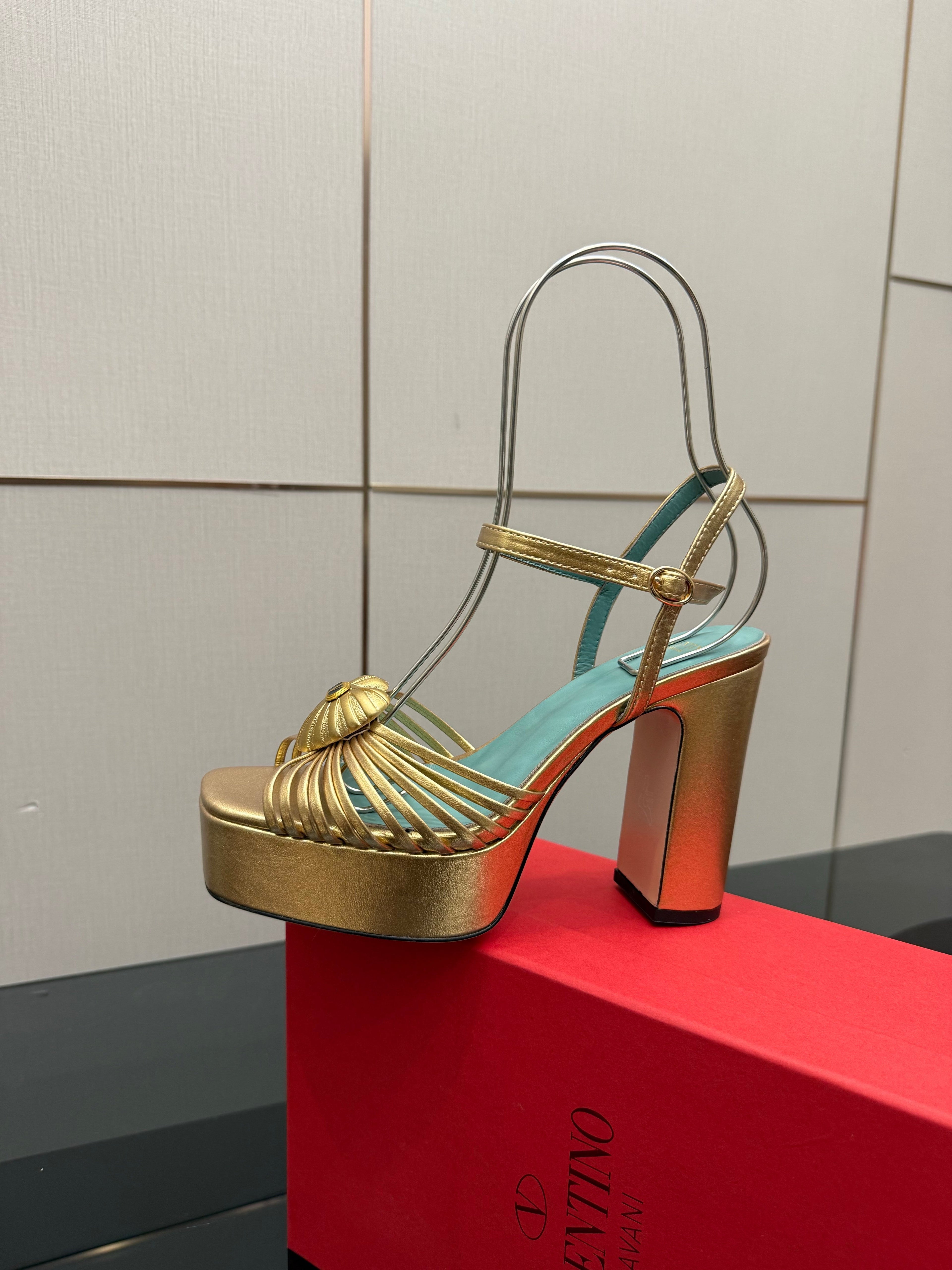 VALENTINO Classic Sandals Gold in Sheepskin 629540