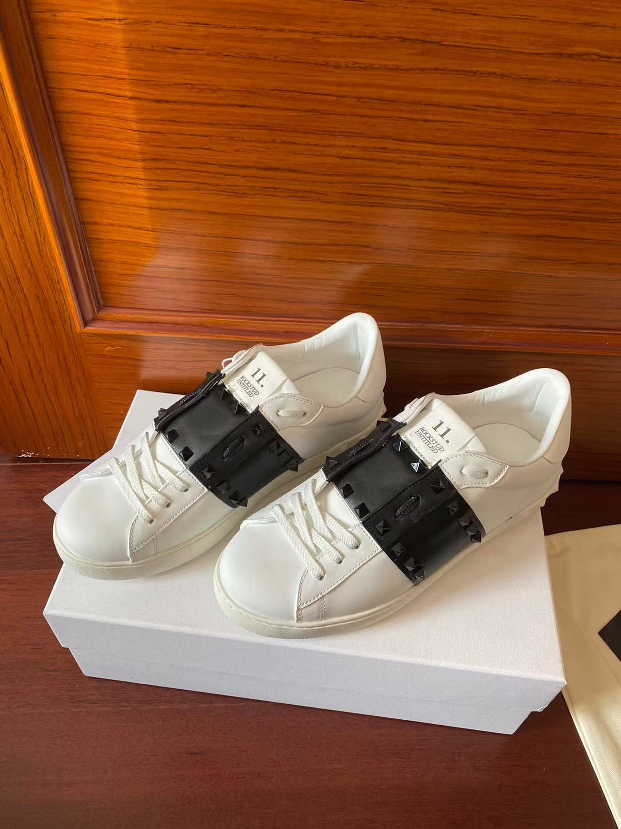 VT Rockstud Untitled Sneakers Black White Leather