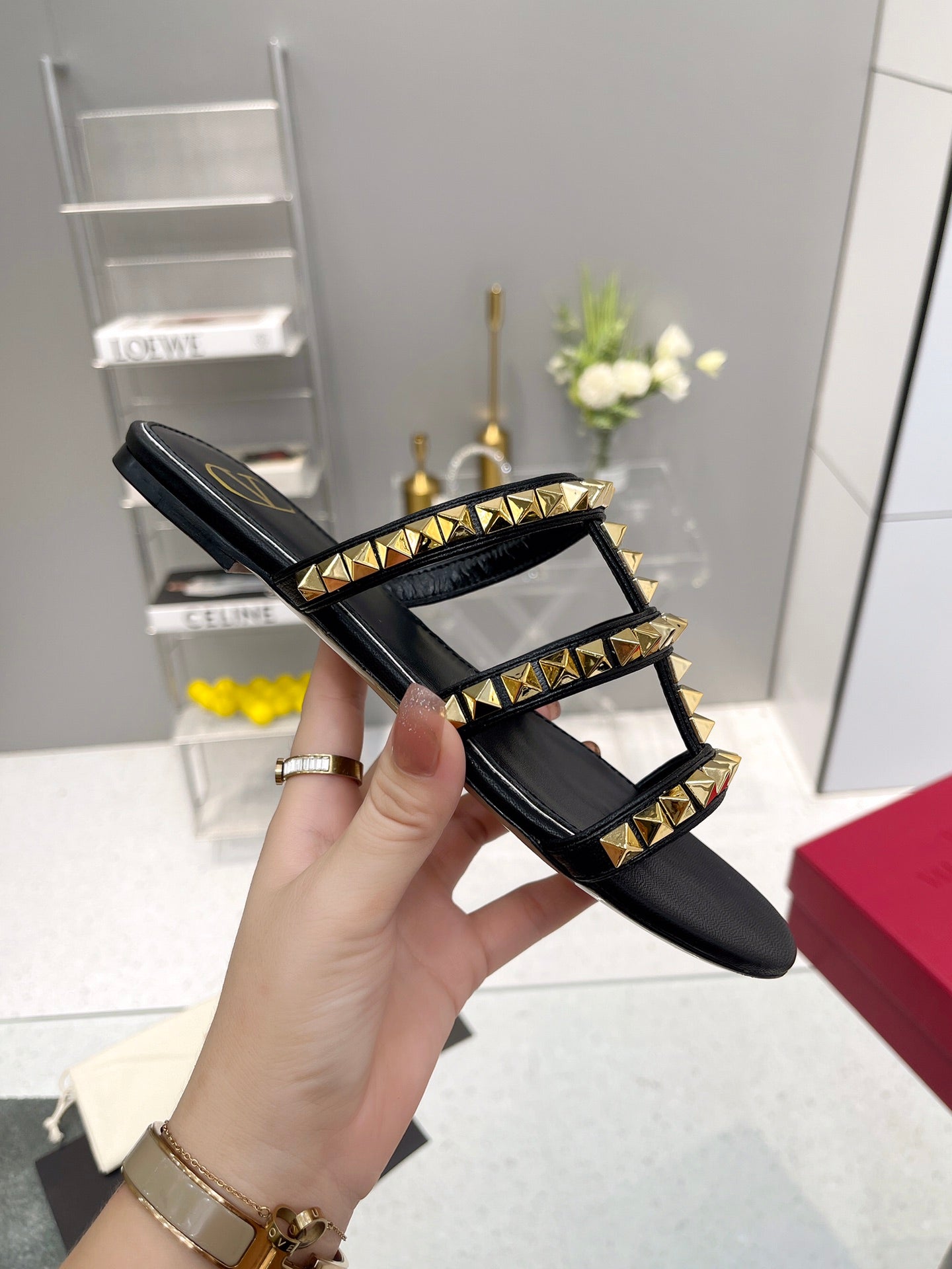 VT 26s Rockstud Flat Sandals Black Sheepskin 714932
