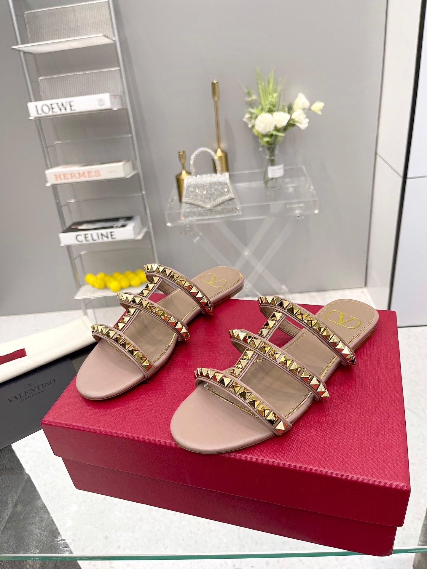 VT 26s Rockstud Flat Sandals Dusty Pink Sheepskin 714931
