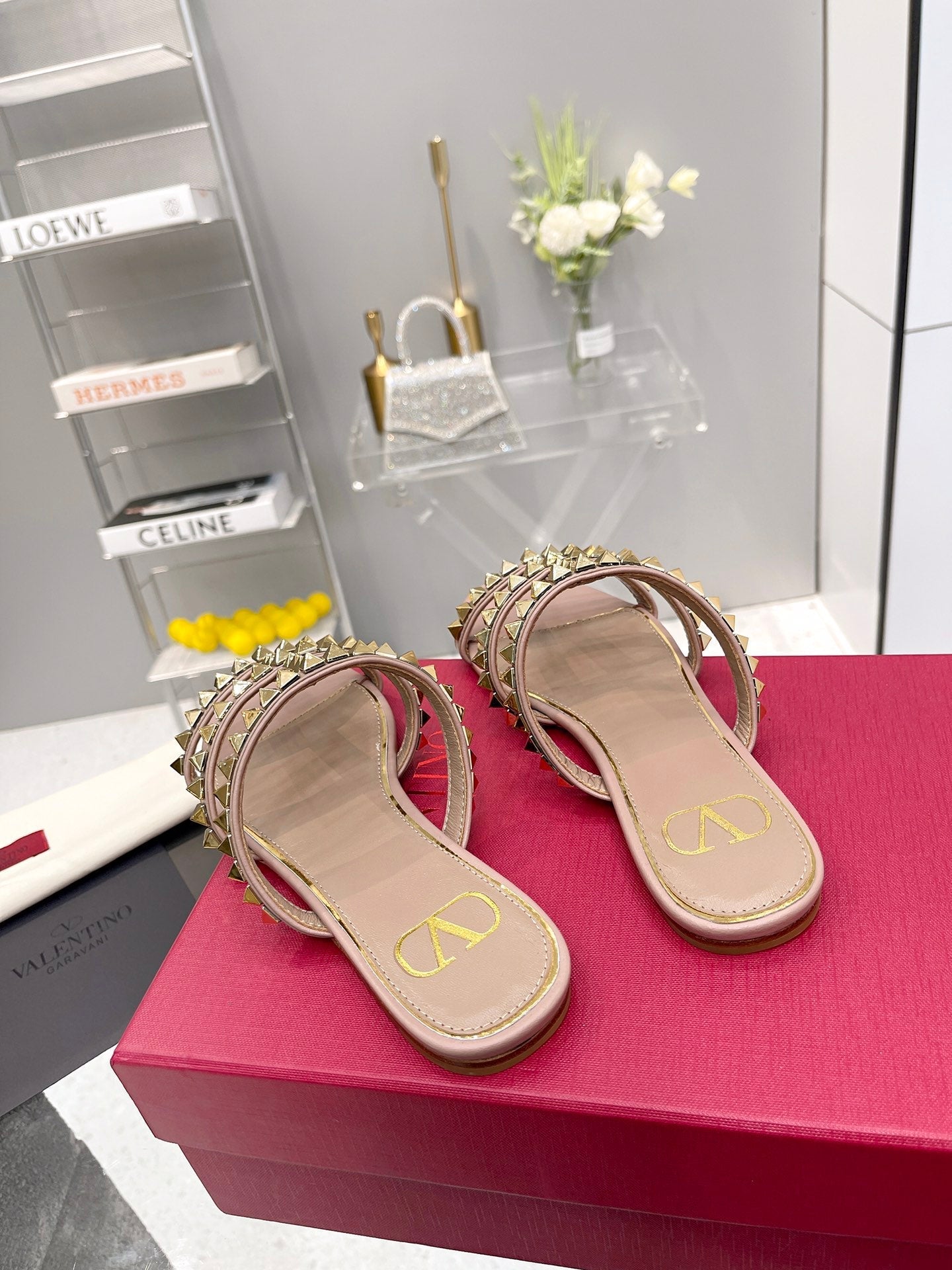 VT 26s Rockstud Flat Sandals Dusty Pink Sheepskin 714931