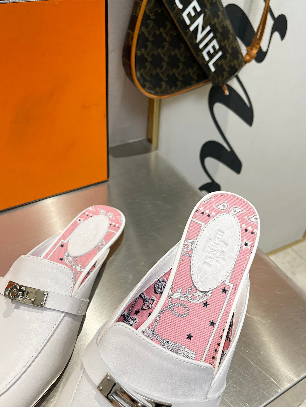 HERMES 0Z MULE WHITE CALFSKIN WITH PINK PATTERN