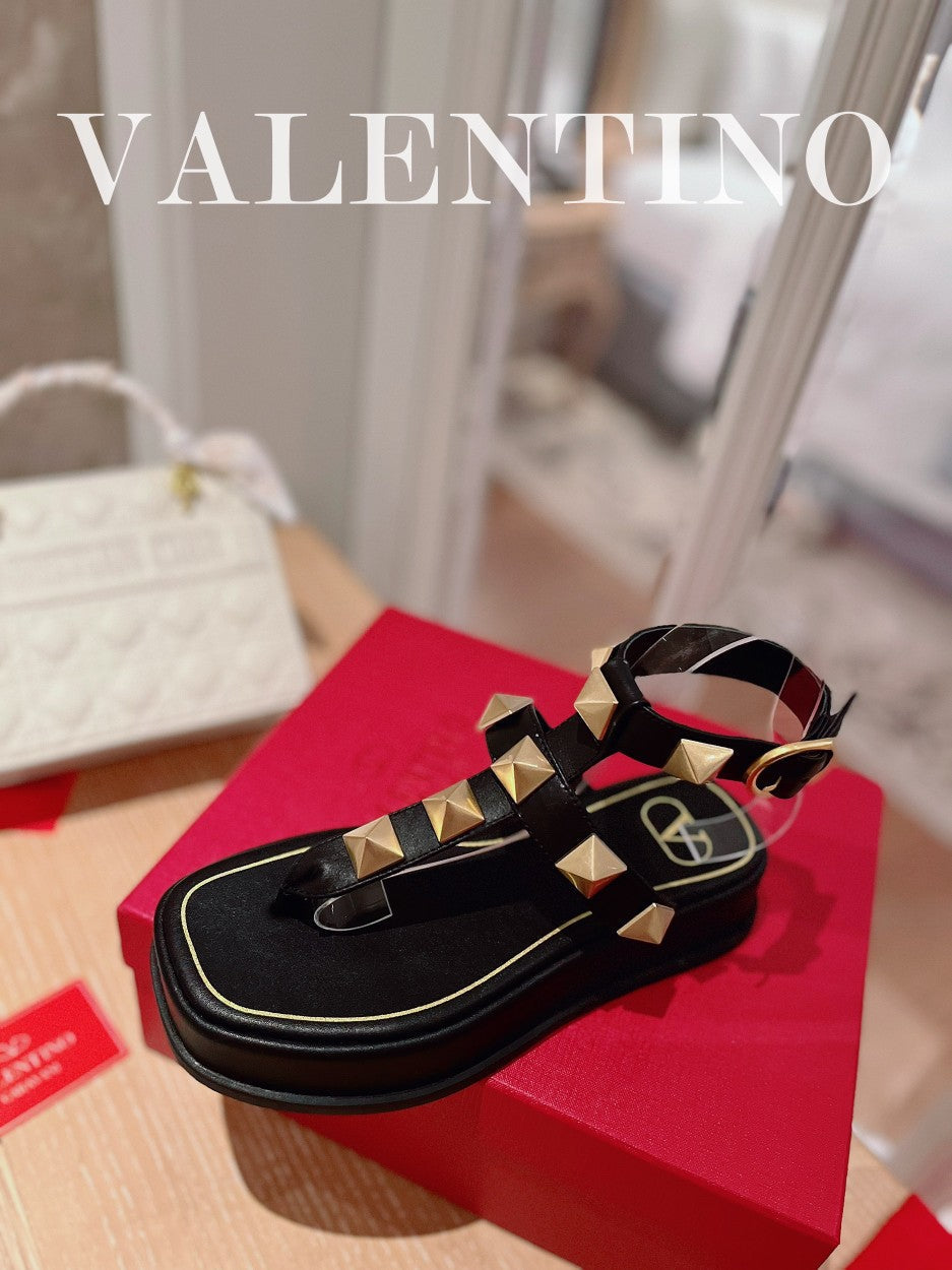 ROCKSTUD THONG SANDALS IN BLACK CALFSKIN