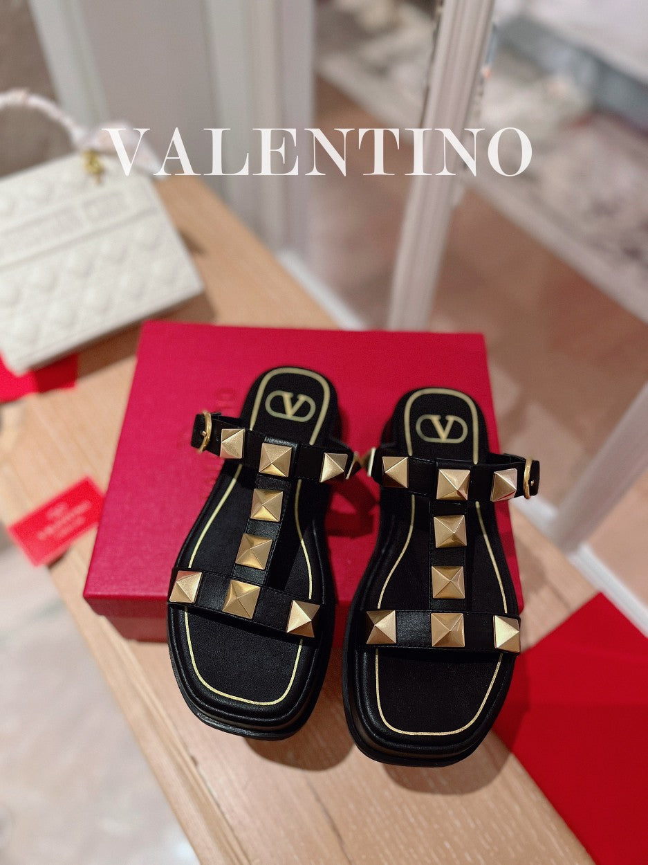 ROCKSTUD PLATFORM SANDALS MULE IN BLACK CALFSKIN