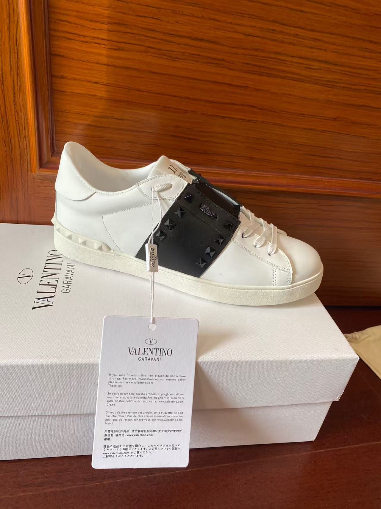 VT Rockstud Untitled Sneakers Black White Leather