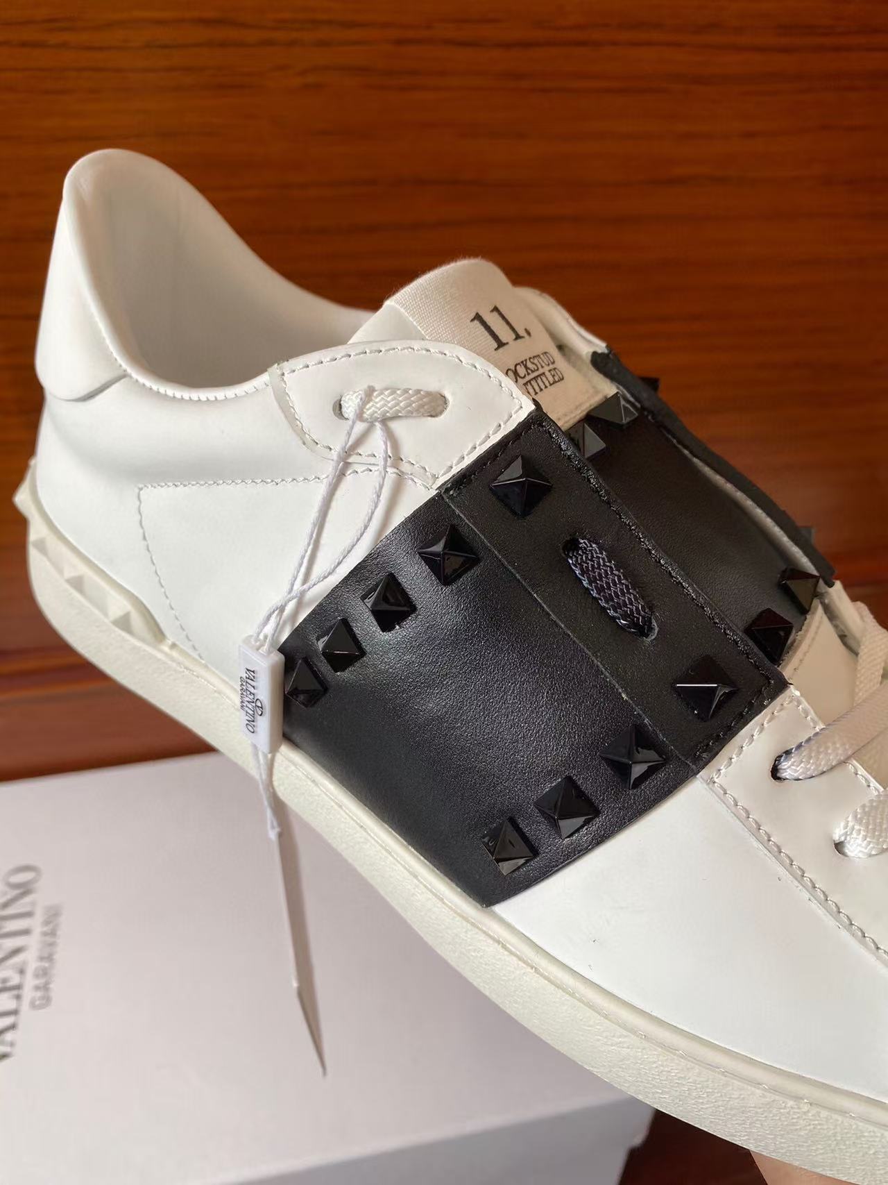 VT Rockstud Untitled Sneakers Black White Leather