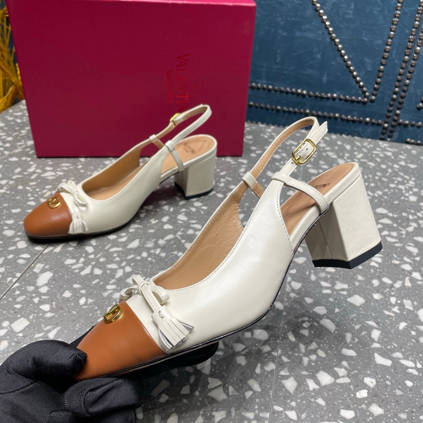 VL Garavani Valet Slingback 6cm in butter and tobacco cowhide