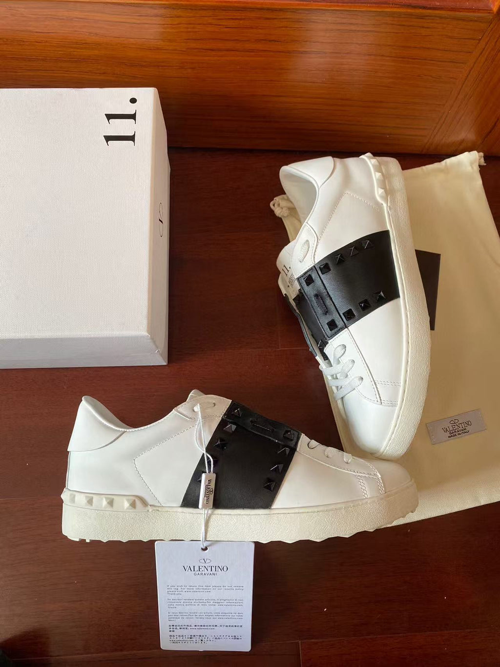 VT Rockstud Untitled Sneakers Black White Leather