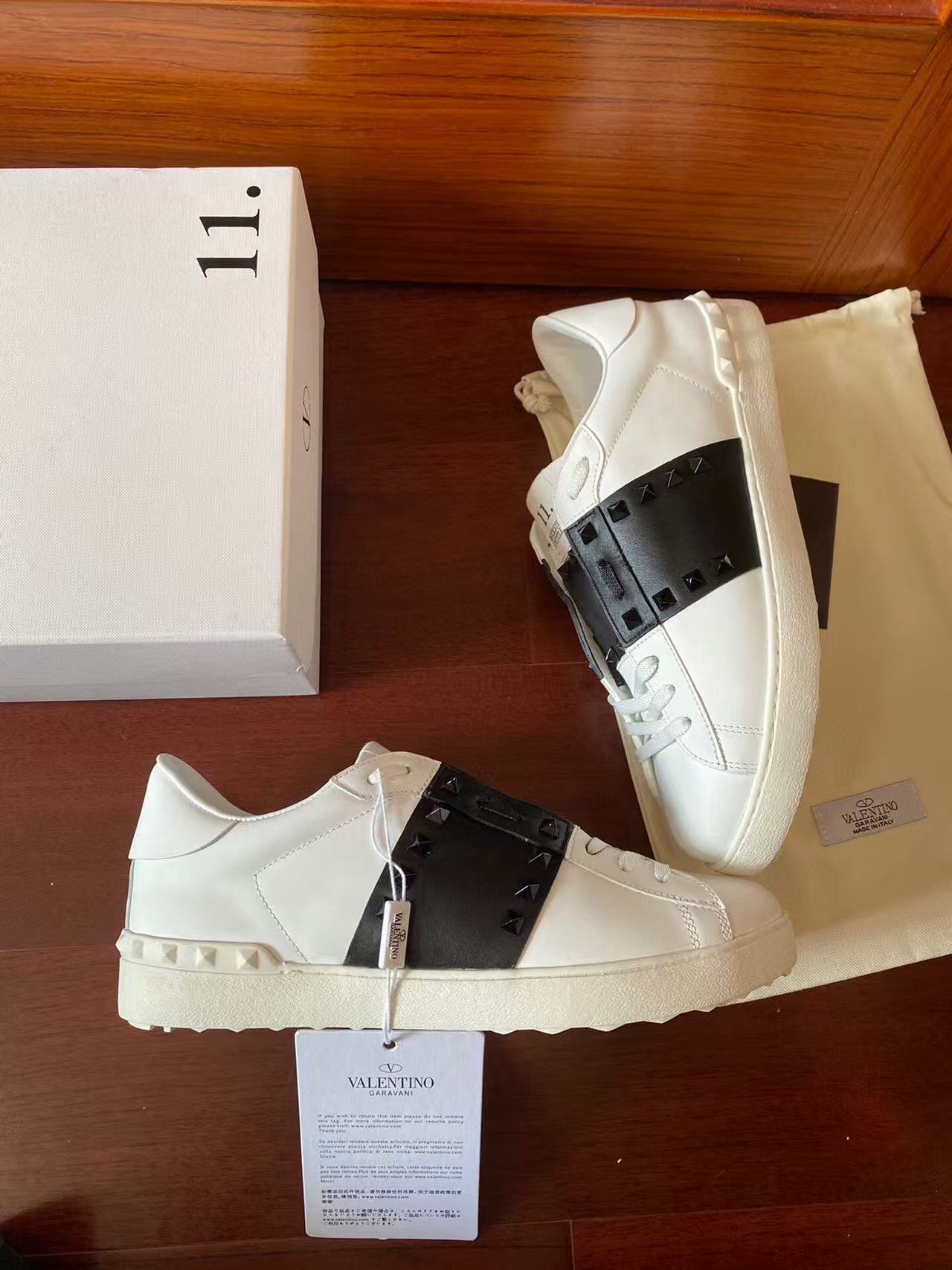 VT Rockstud Untitled Sneakers Black White Leather