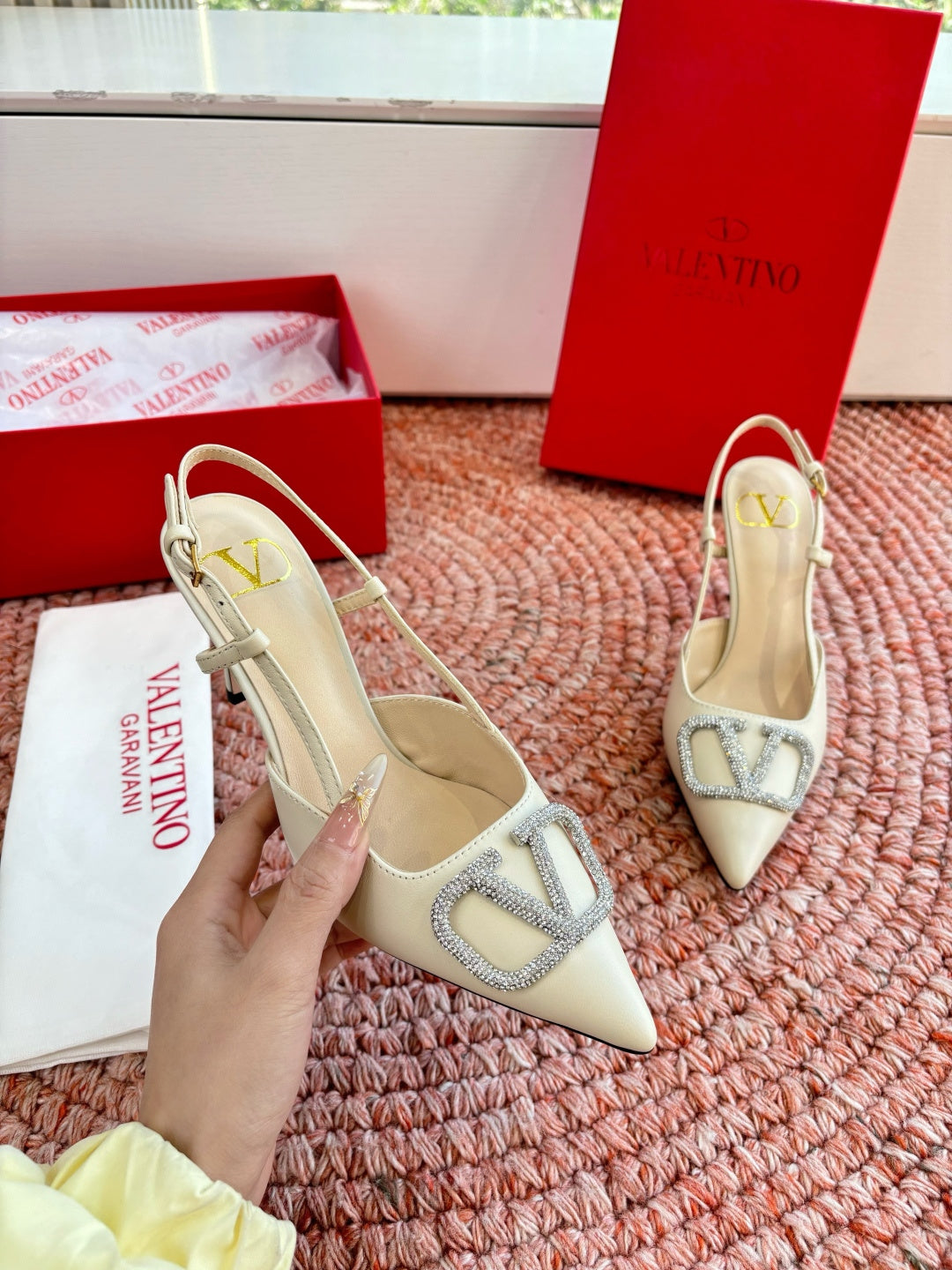 VLogo Signature Slingback 80mm Cream Sheepskin 702215