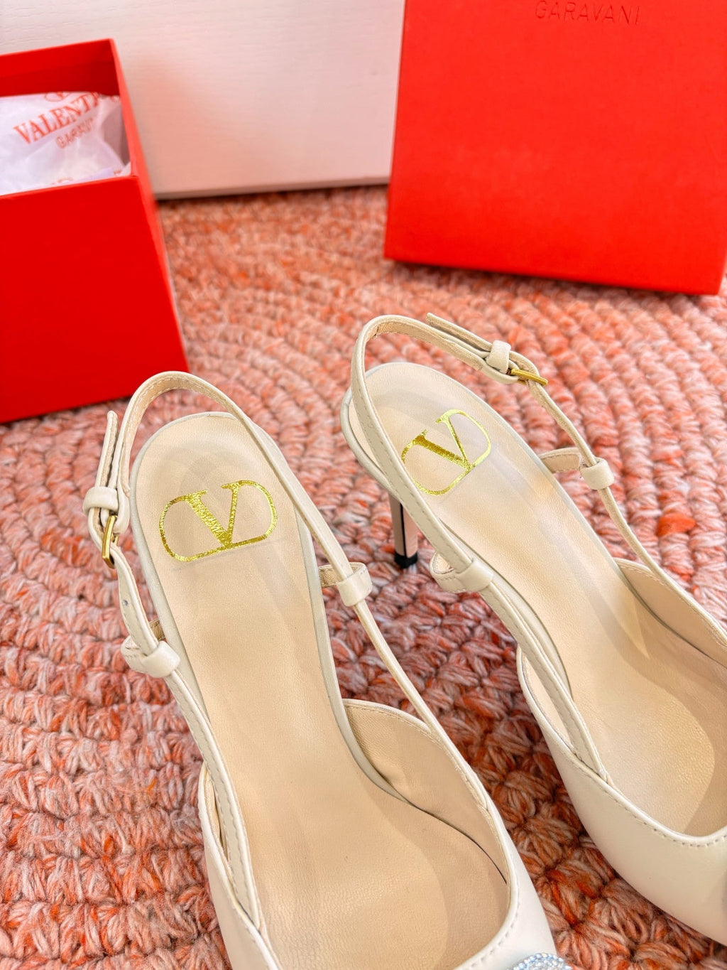 VLogo Signature Slingback 80mm Cream Sheepskin 702215