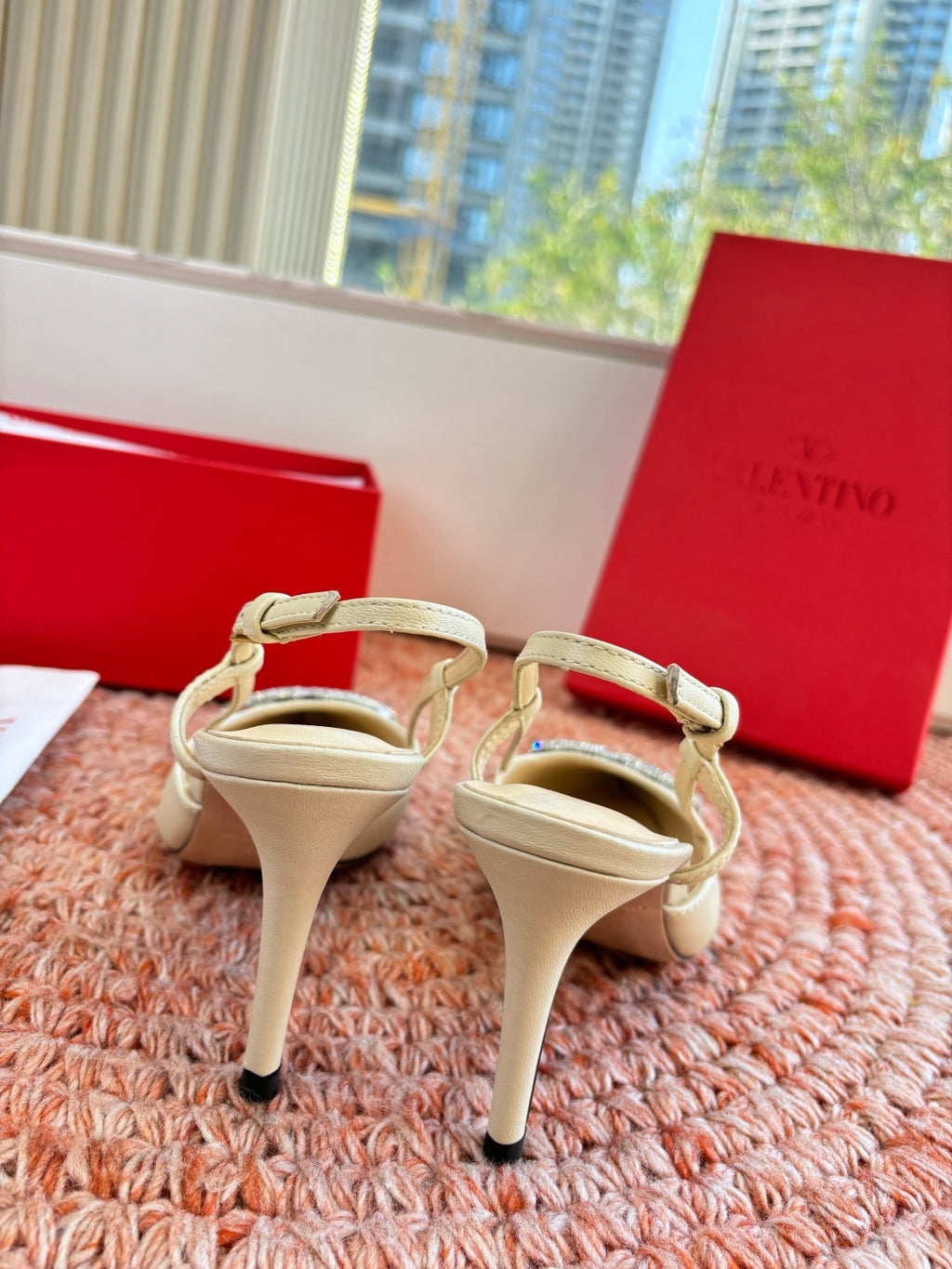 VLogo Signature Slingback 80mm Cream Sheepskin 702215