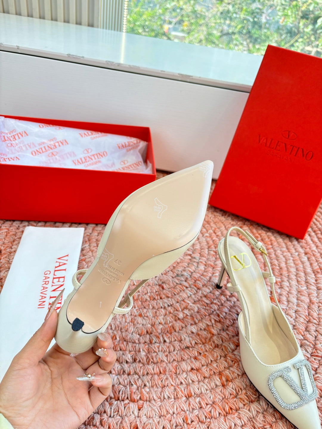 VLogo Signature Slingback 80mm Cream Sheepskin 702215