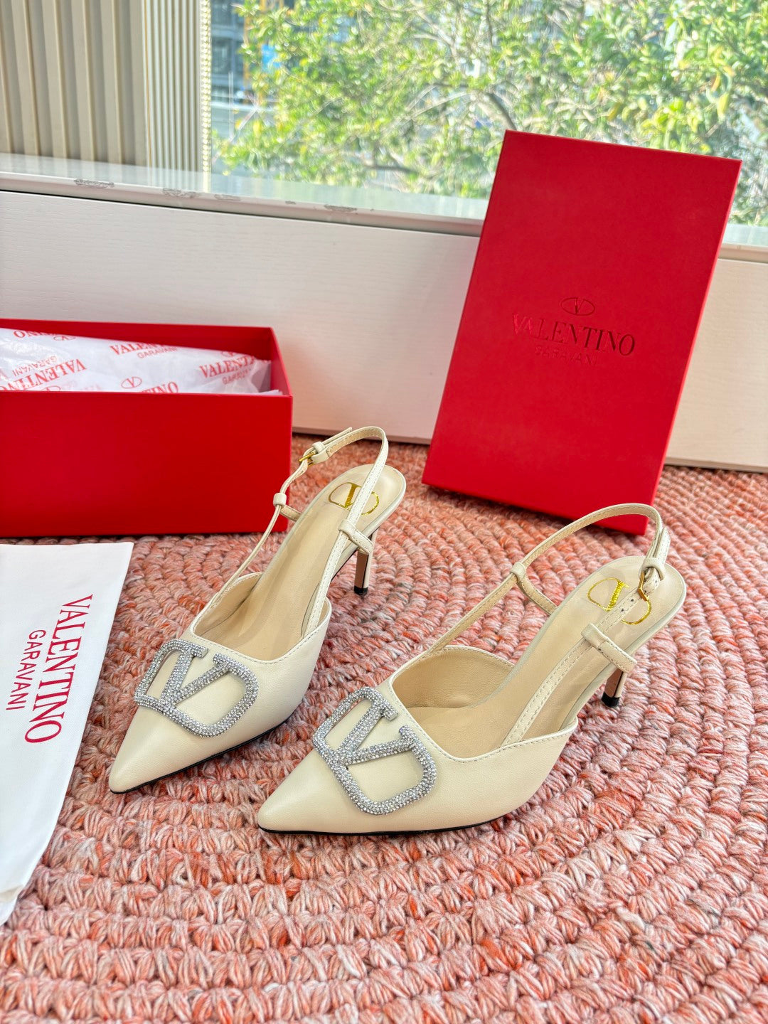 VLogo Signature Slingback 80mm Cream Sheepskin 702215