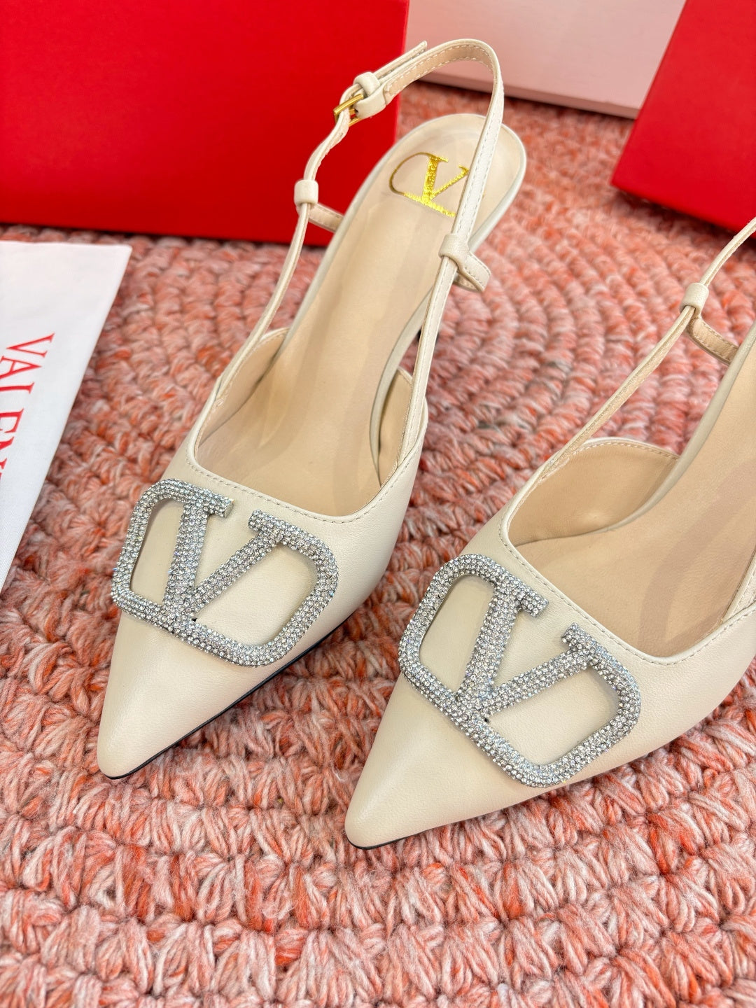 VLogo Signature Slingback 80mm Cream Sheepskin 702215