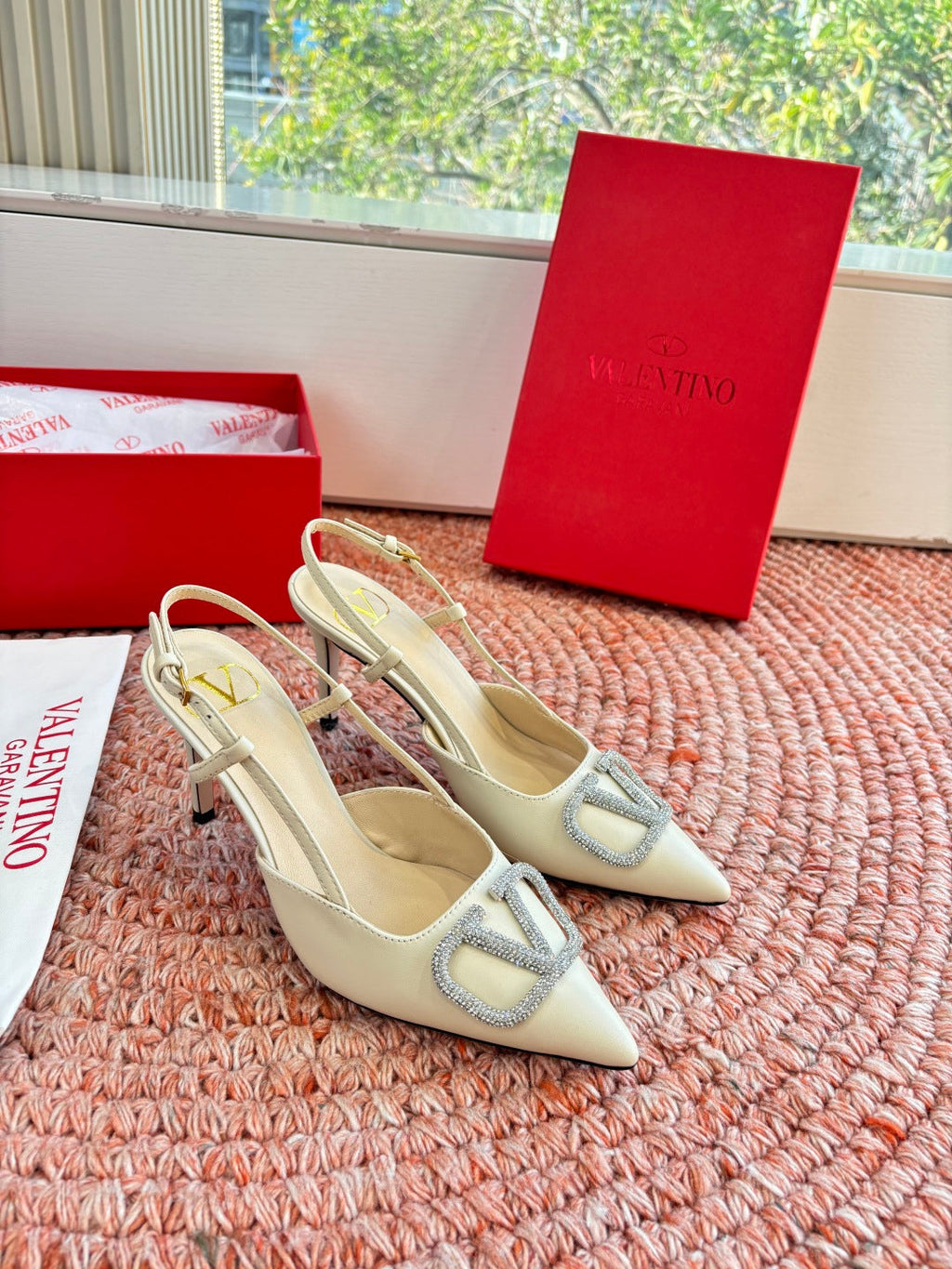 VLogo Signature Slingback 80mm Cream Sheepskin 702215
