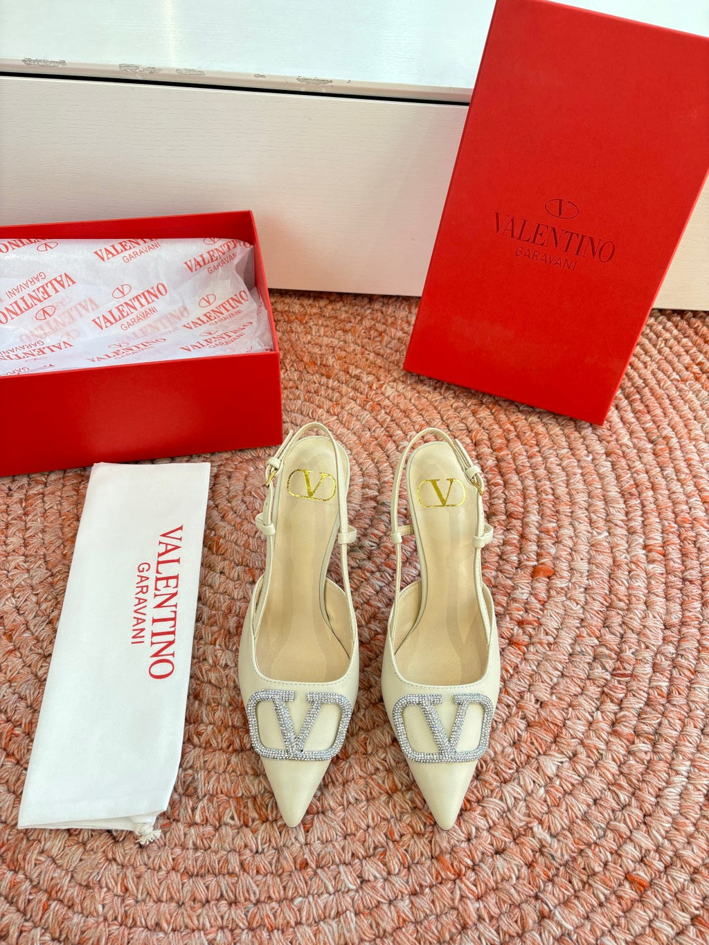 VLogo Signature Slingback 80mm Cream Sheepskin 702215