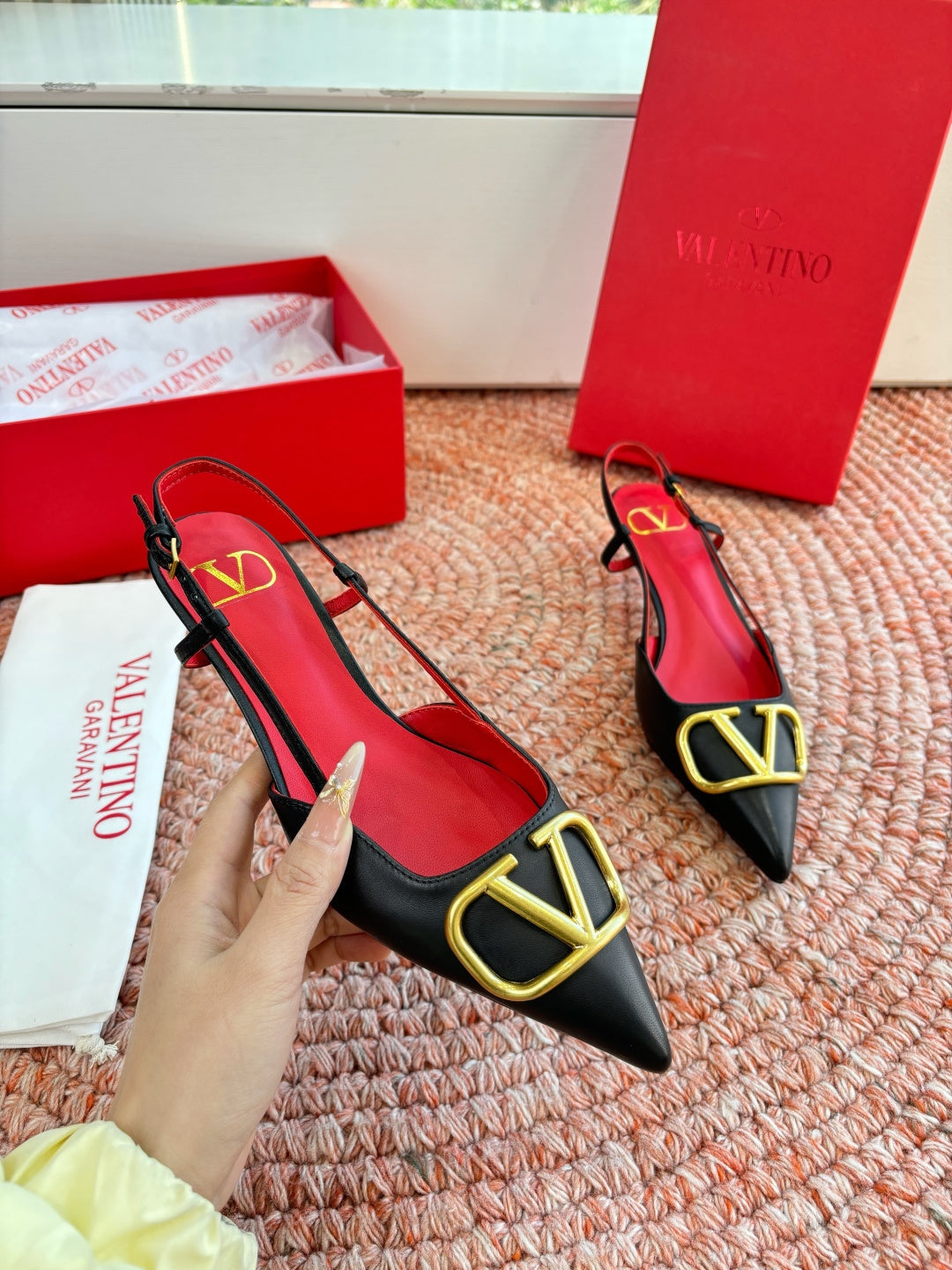 VLogo Signature Slingback 40mm Black Sheepskin 702217