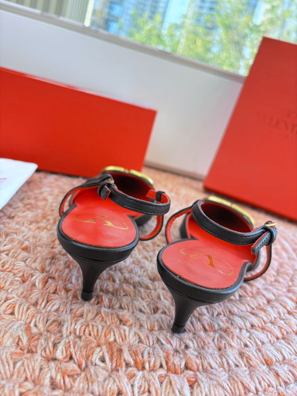 VLogo Signature Slingback 40mm Black Sheepskin 702217