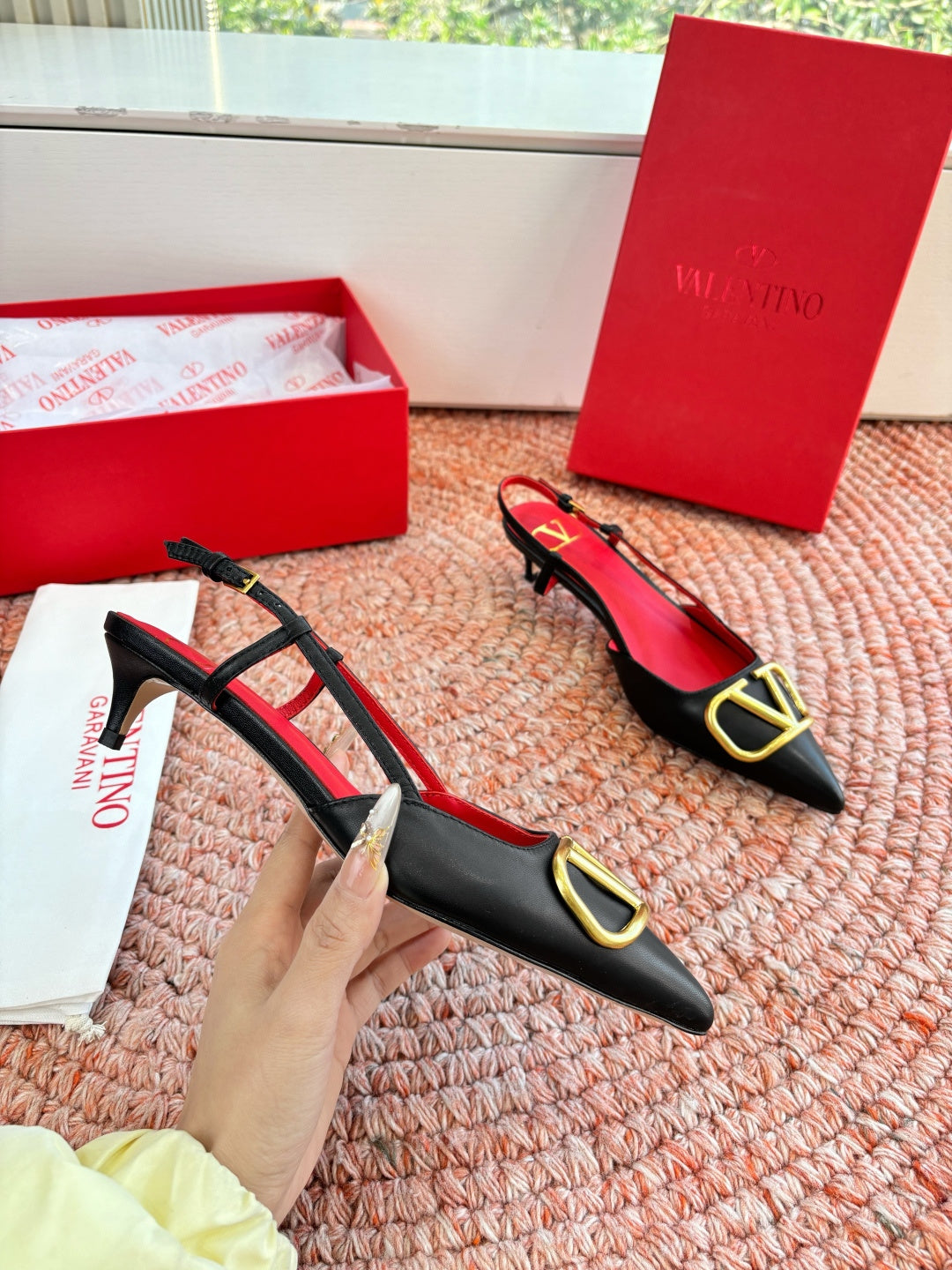 VLogo Signature Slingback 40mm Black Sheepskin 702217