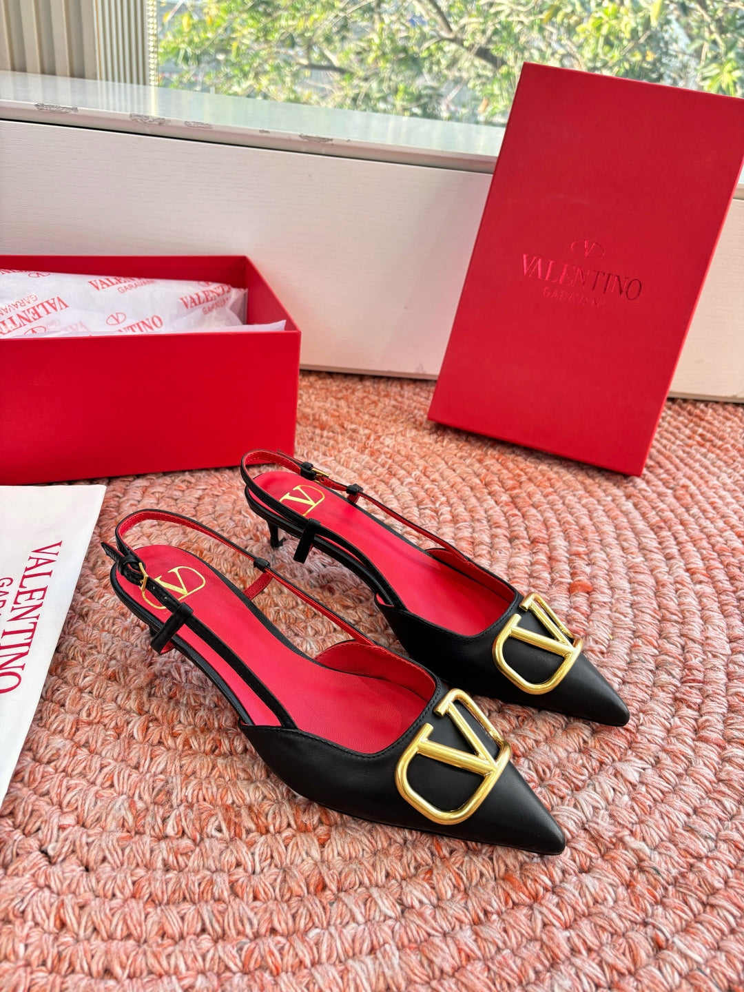 VLogo Signature Slingback 40mm Black Sheepskin 702217