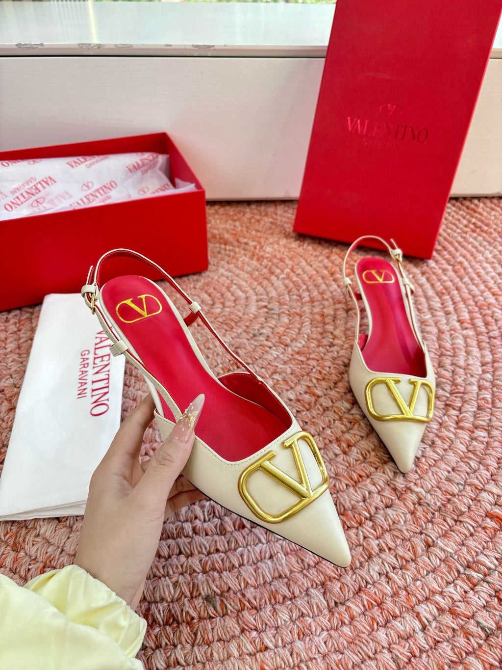 VLogo Signature Slingback 40mm Cream Sheepskin 702218