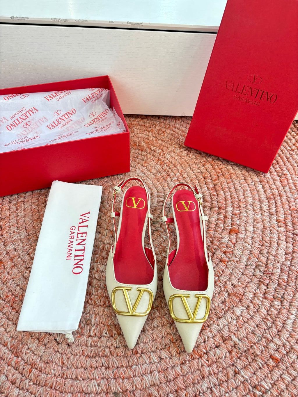 VLogo Signature Slingback 40mm Cream Sheepskin 702218