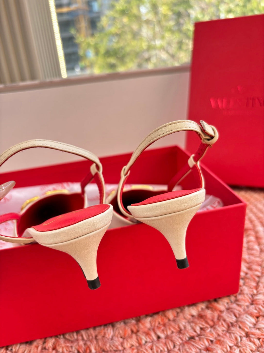 VLogo Signature Slingback 40mm Cream Sheepskin 702218