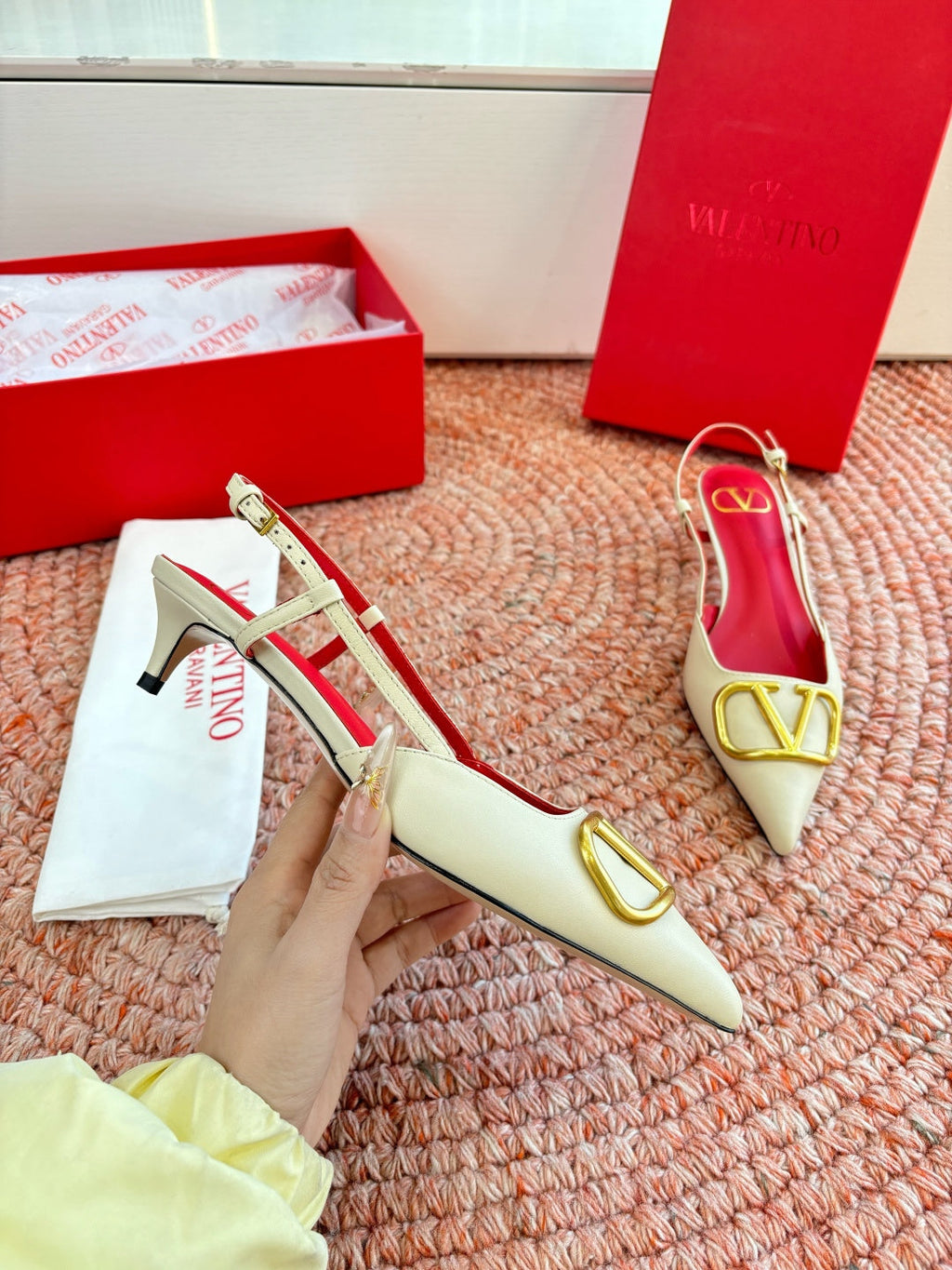 VLogo Signature Slingback 40mm Cream Sheepskin 702218