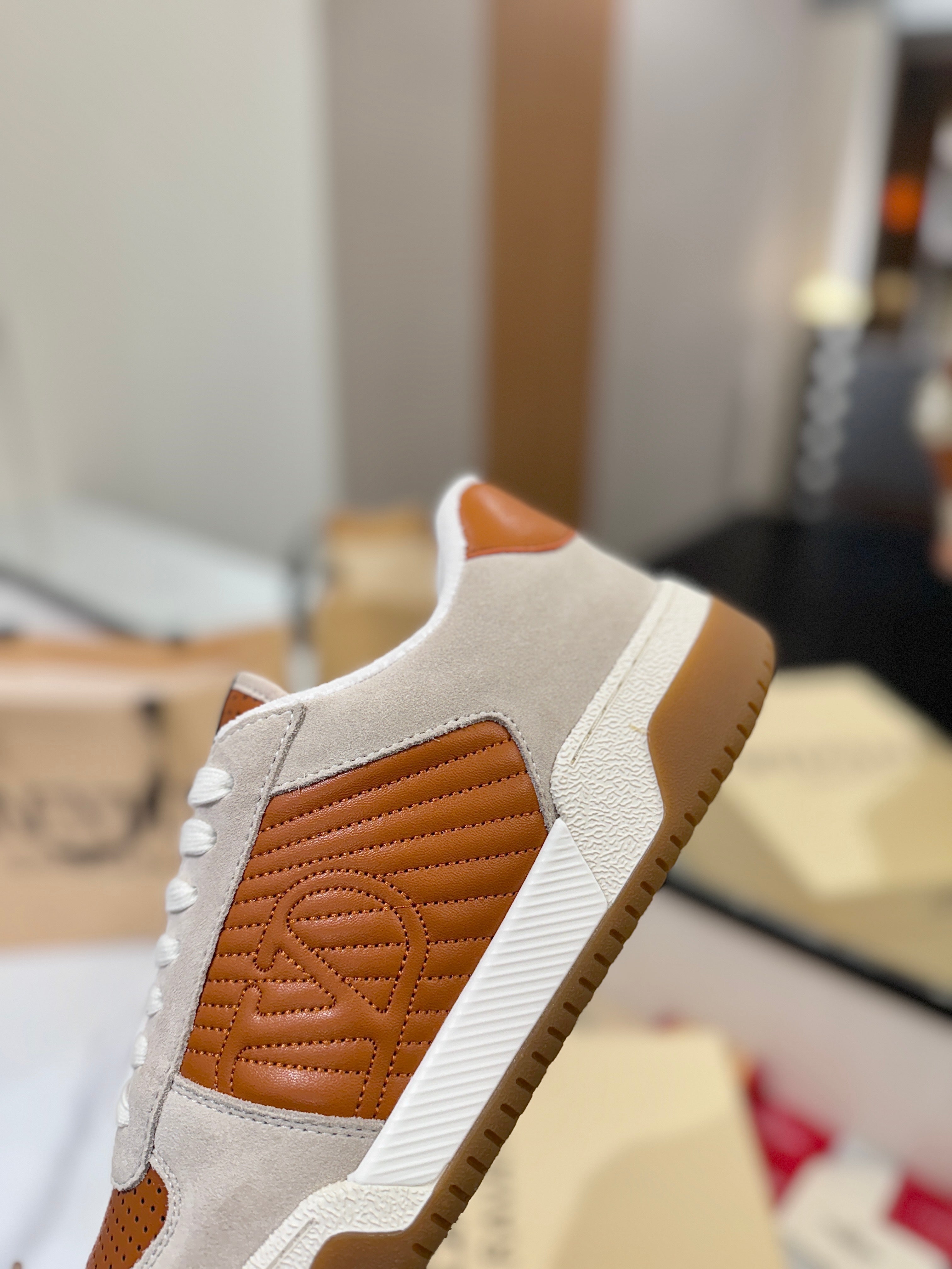VT 25S Casual Sneakers Light Gray Brown Suede Cowhide 560750