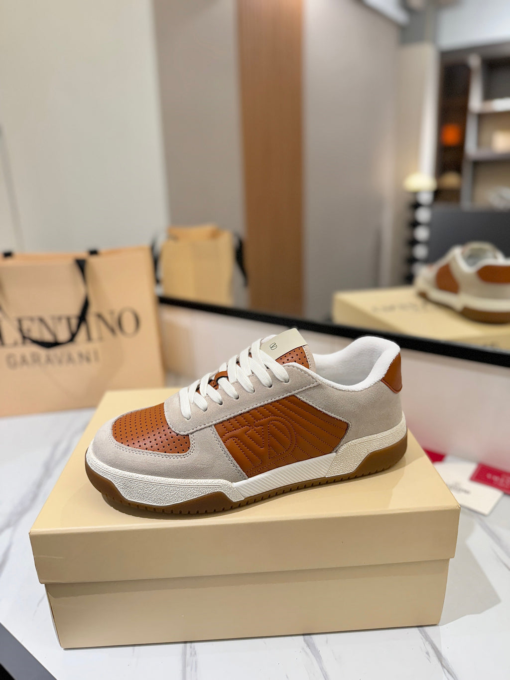 VT 25S Casual Sneakers Light Gray Brown Suede Cowhide 560750