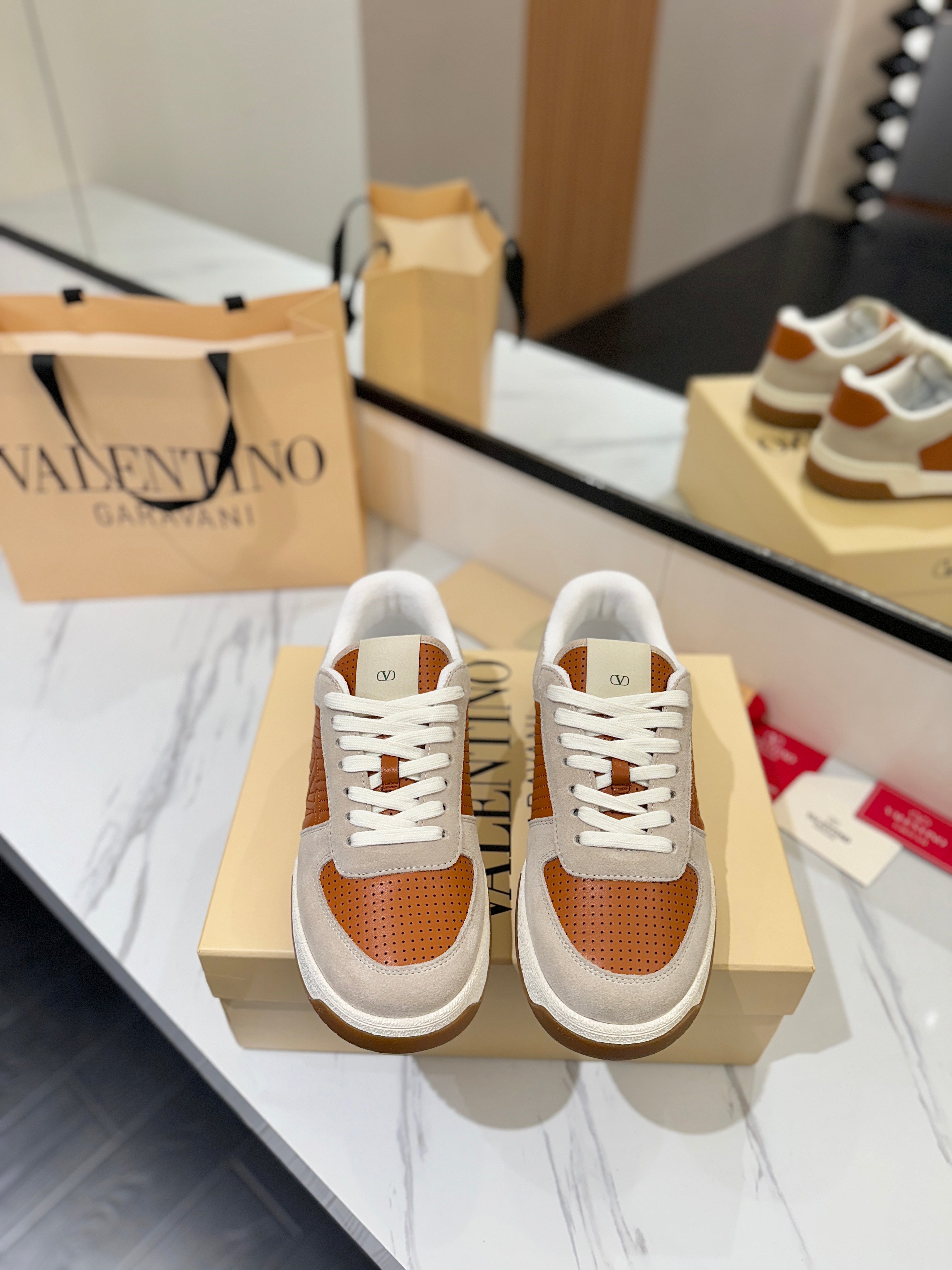 VT 25S Casual Sneakers Light Gray Brown Suede Cowhide 560750
