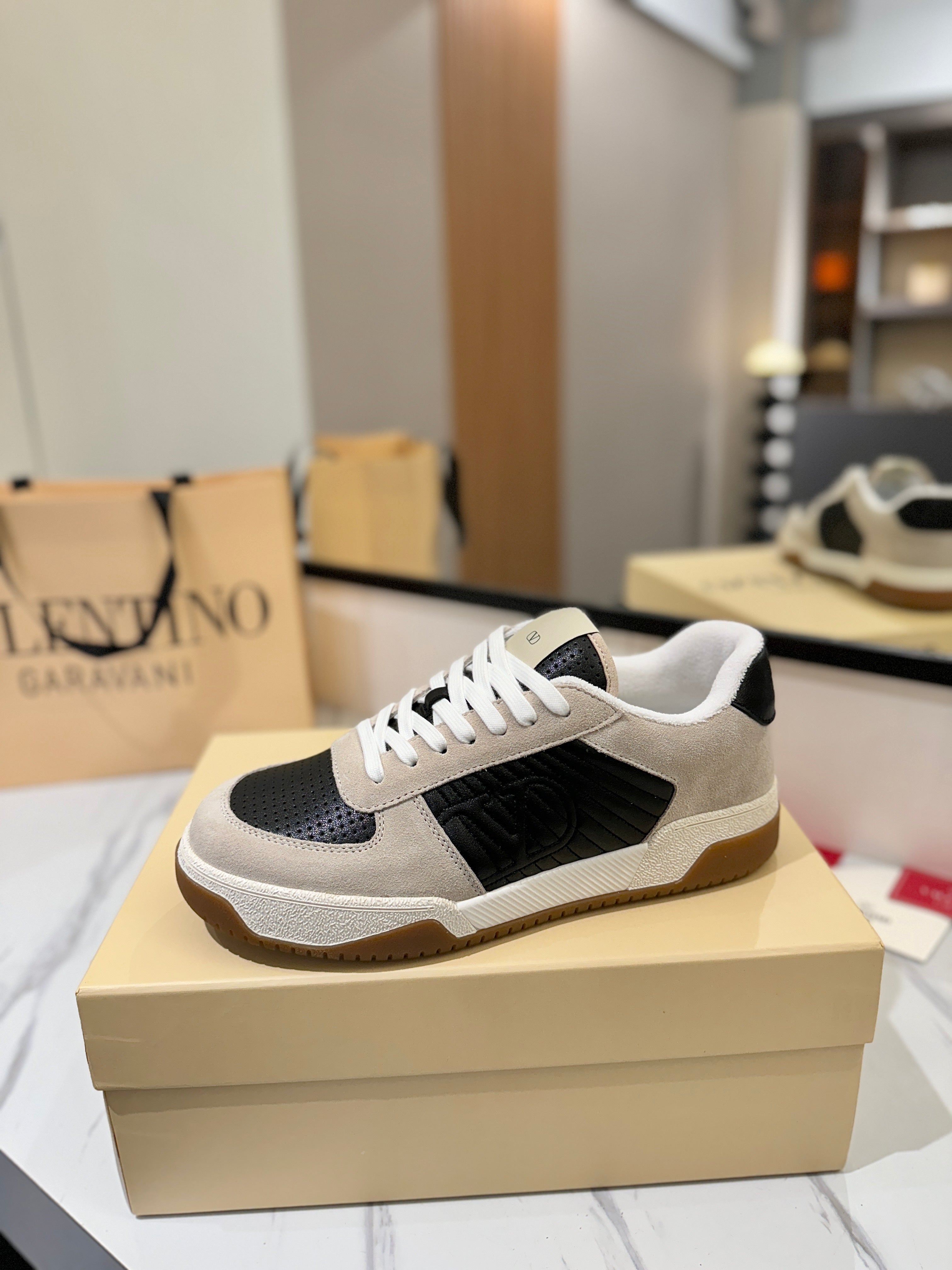 VT 25S Casual Sneakers Light Gray Black Suede Cowhide 560751