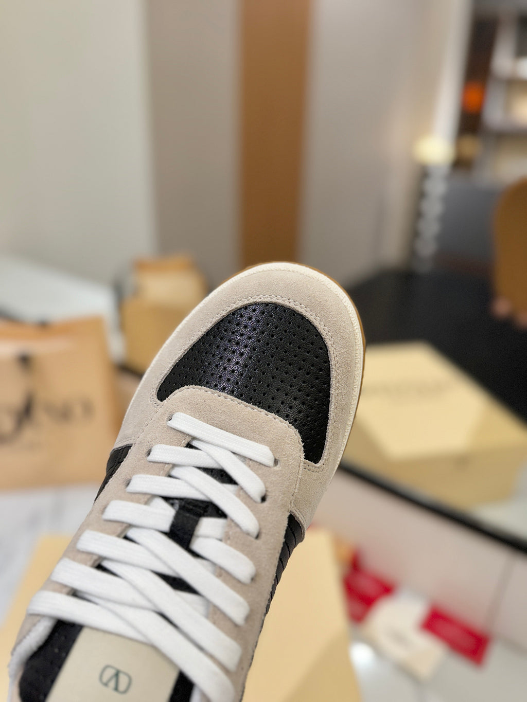 VT 25S Casual Sneakers Light Gray Black Suede Cowhide 560751