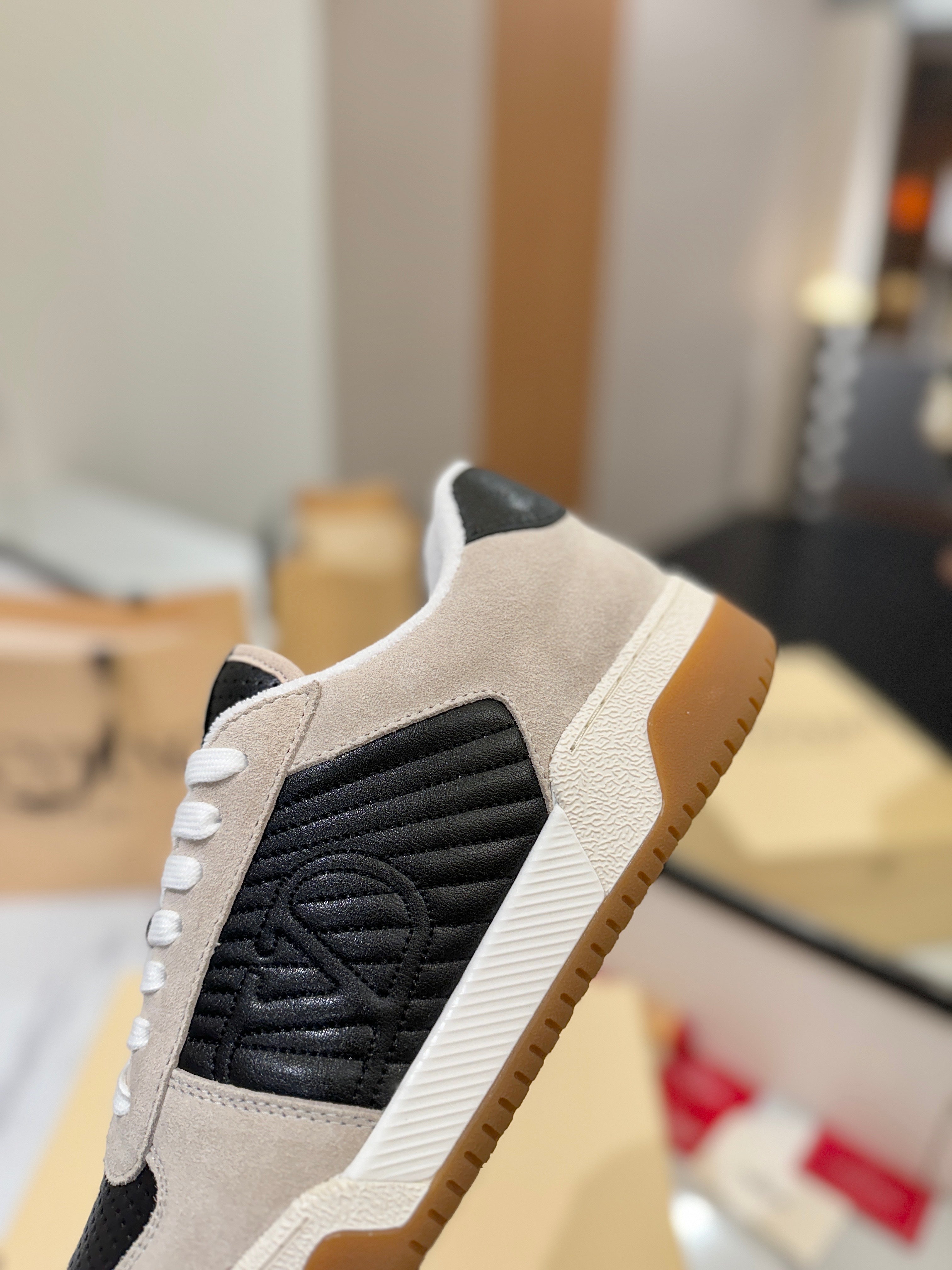 VT 25S Casual Sneakers Light Gray Black Suede Cowhide 560751
