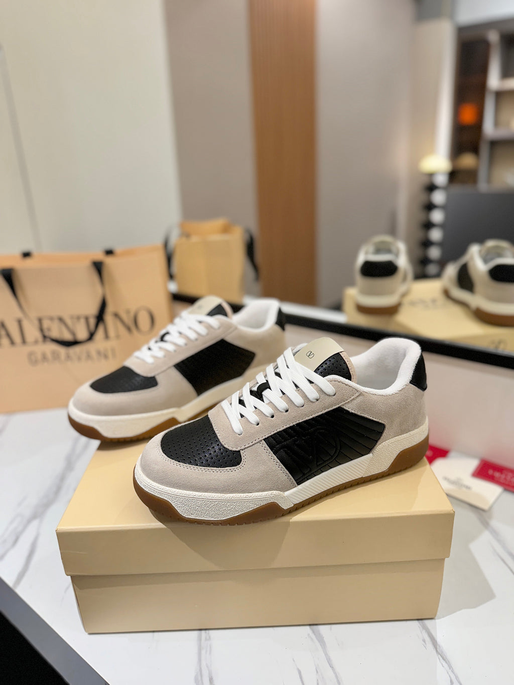 VT 25S Casual Sneakers Light Gray Black Suede Cowhide 560751
