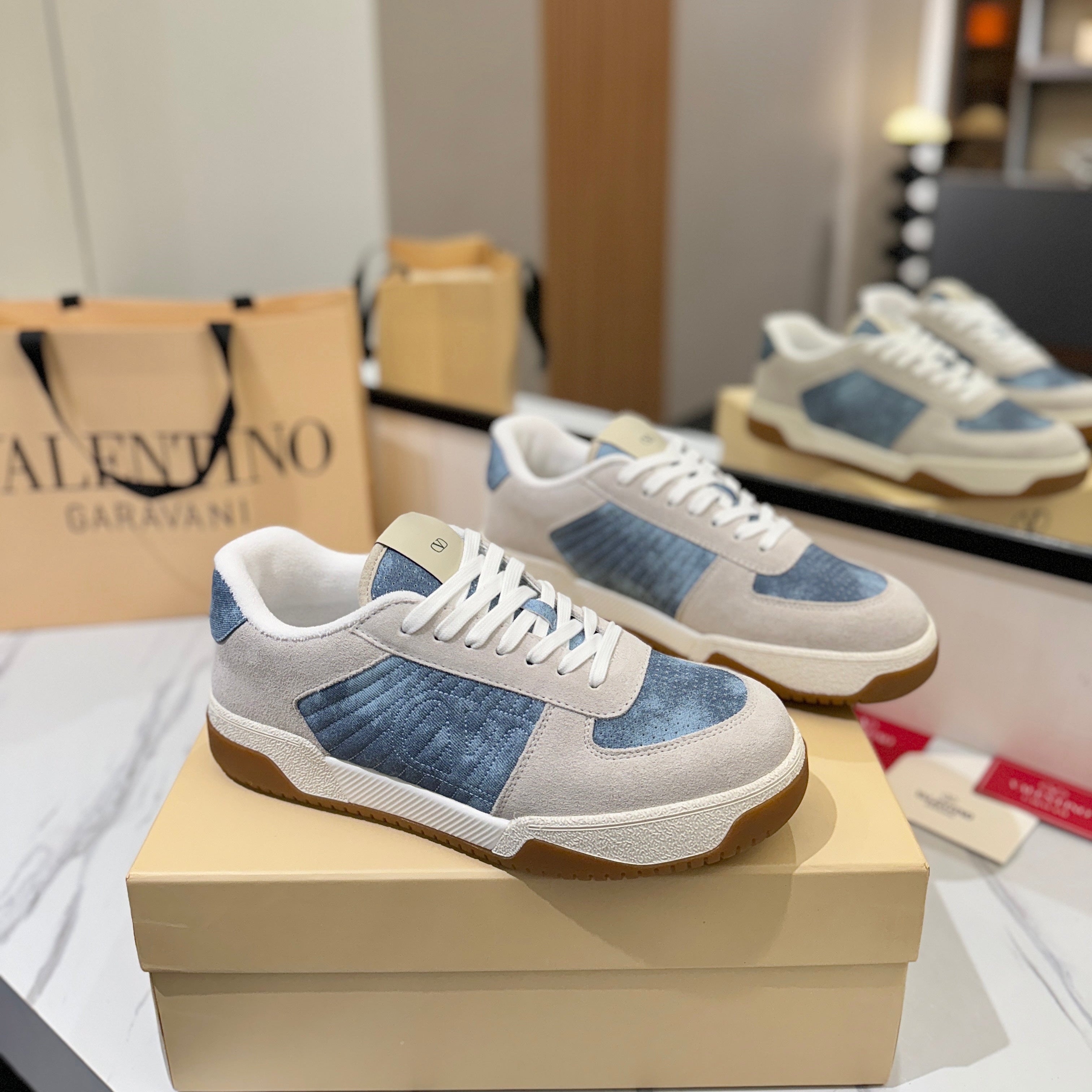 VT 25S Casual Sneakers Light Gray Blue Suede Cowhide 560752