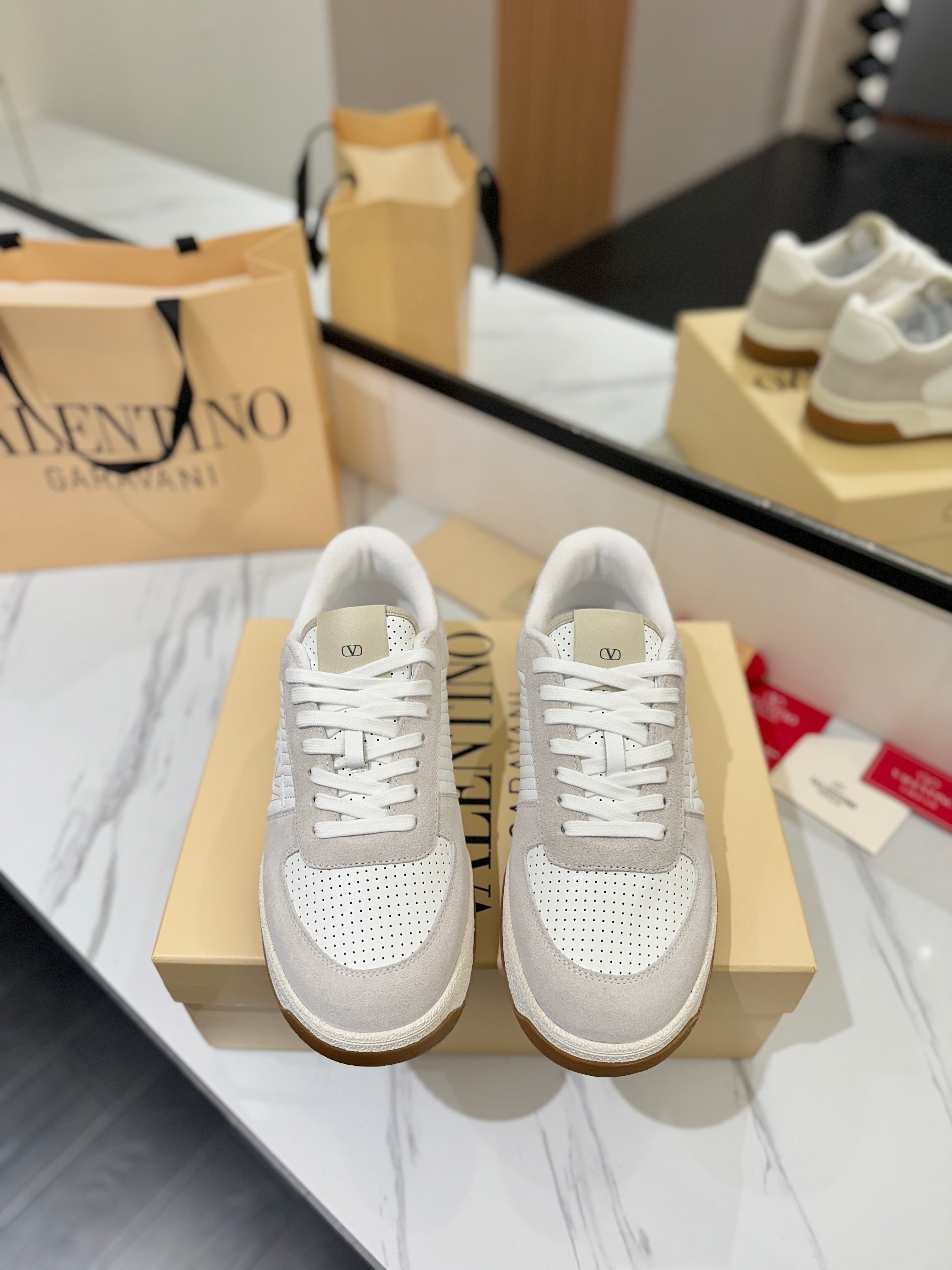 VT 25S Casual Sneakers Light Gray White Suede Cowhide 560753