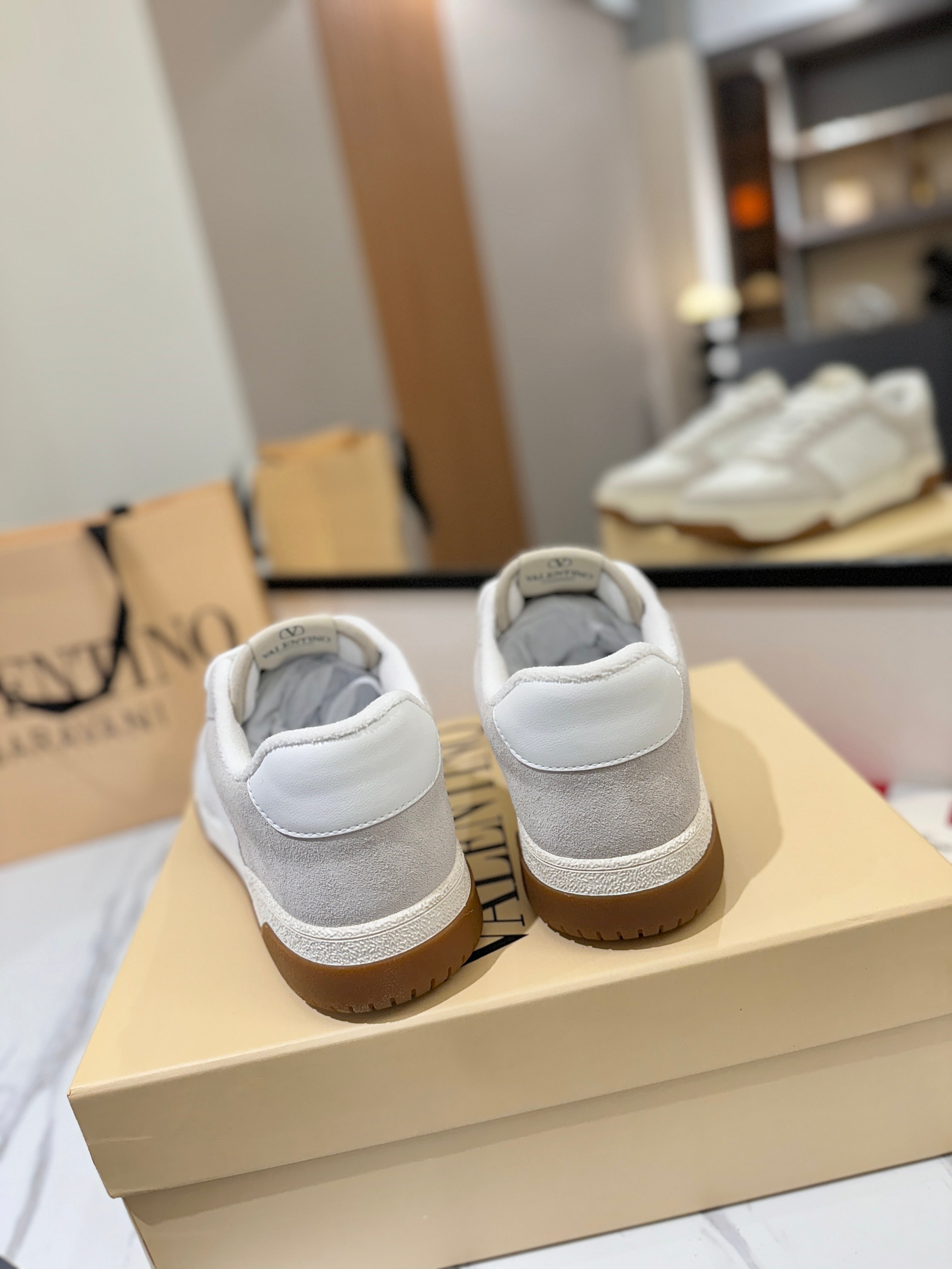 VT 25S Casual Sneakers Light Gray White Suede Cowhide 560753