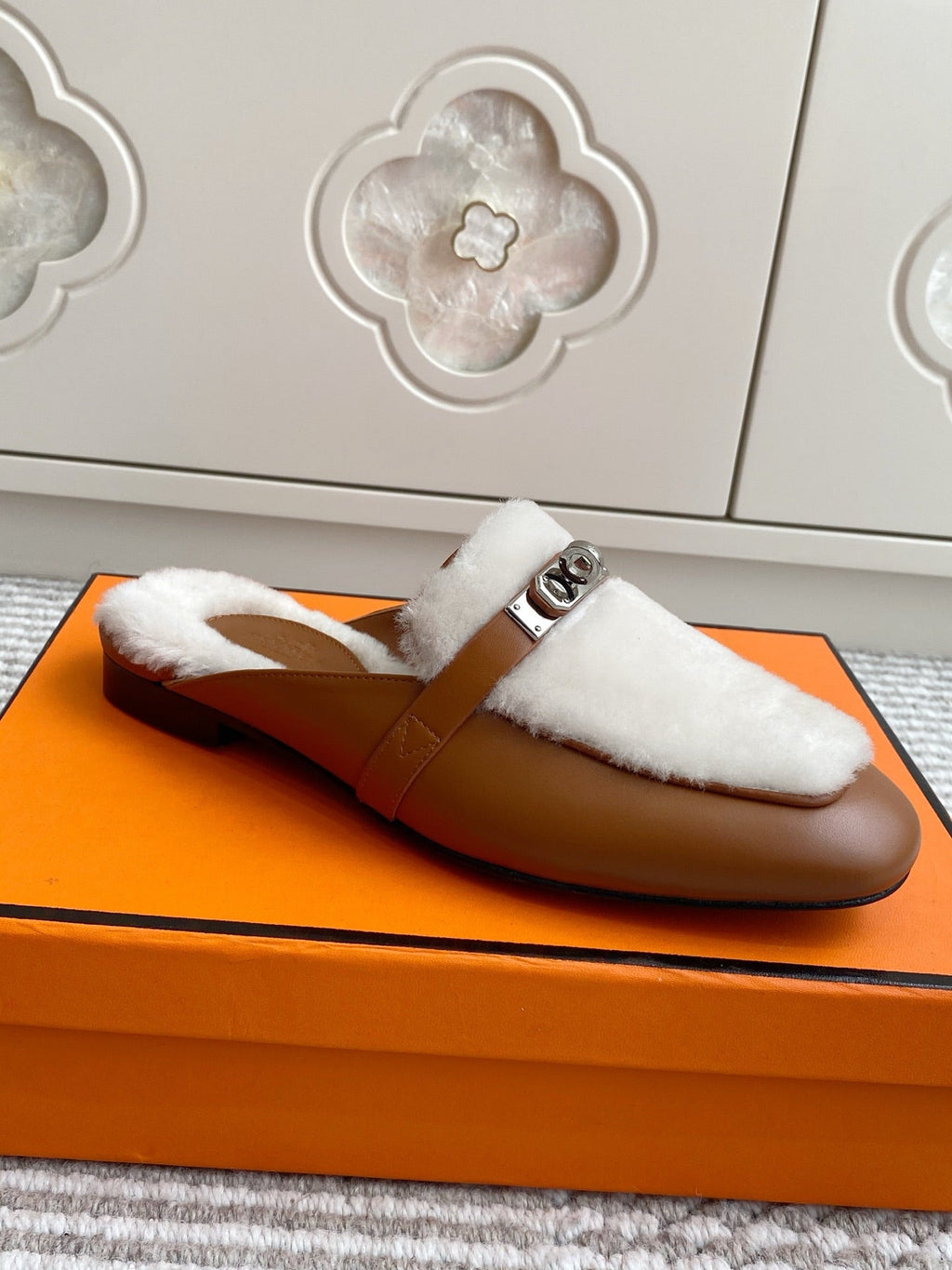 HERMES 25S CATENA MULE IN BEIGE SHEARLING AND BROWN LAMBSKIN WITH SILVER HARDWARE
