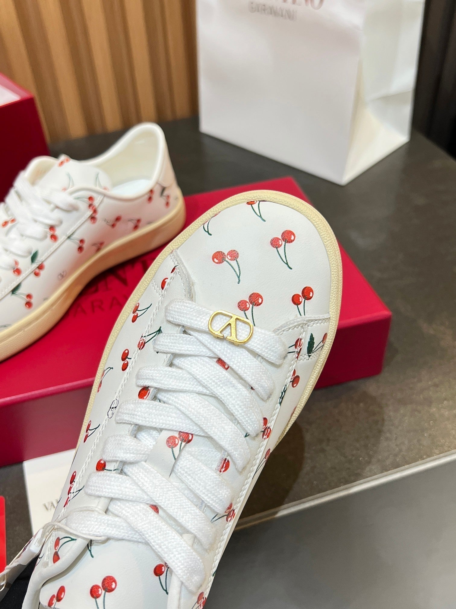 VT 25S Casual Sneakers White Red Cowhide 563091