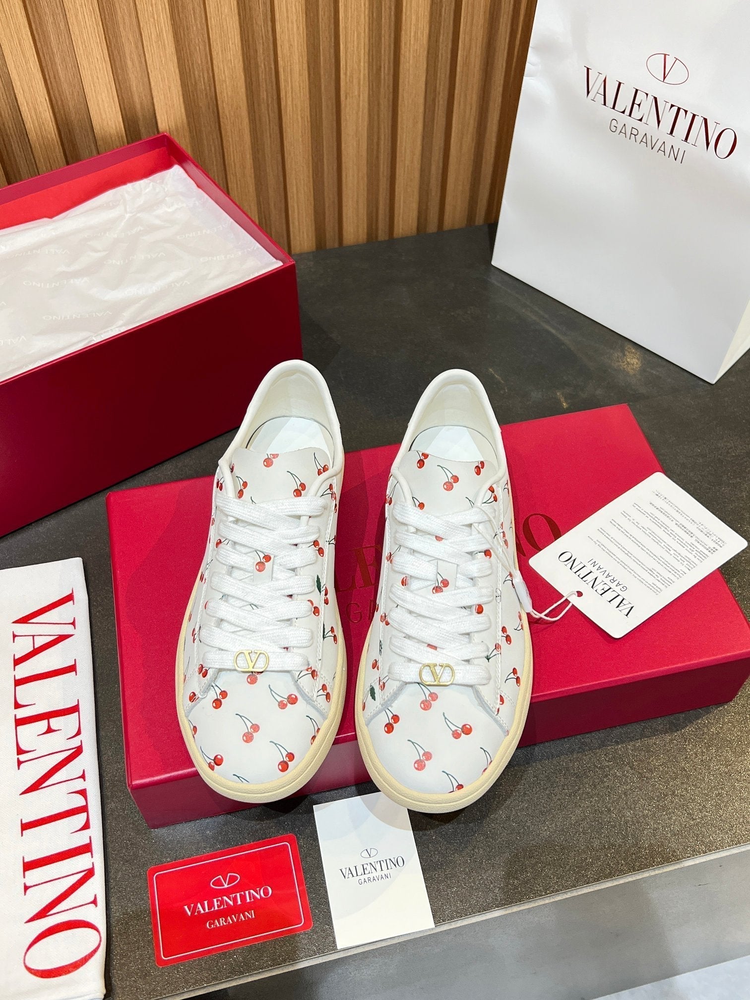 VT 25S Casual Sneakers White Red Cowhide 563091