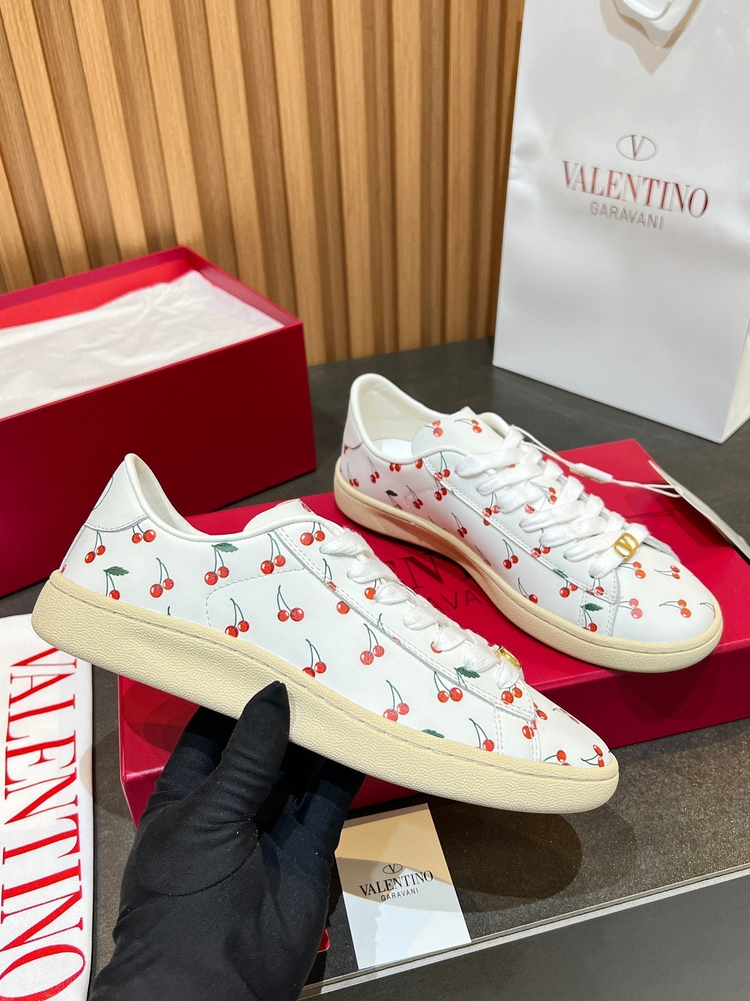 VT 25S Casual Sneakers White Red Cowhide 563091