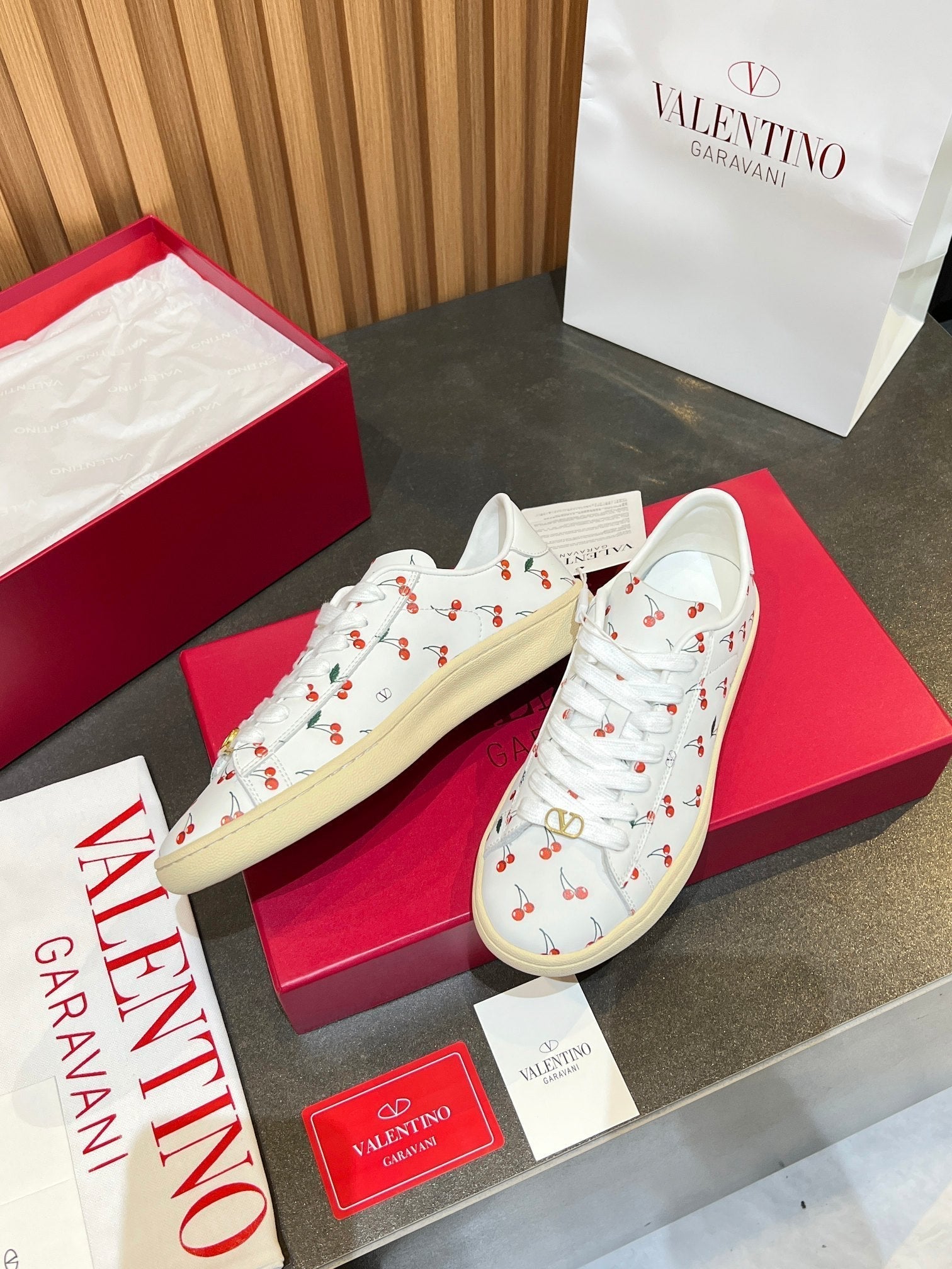 VT 25S Casual Sneakers White Red Cowhide 563091