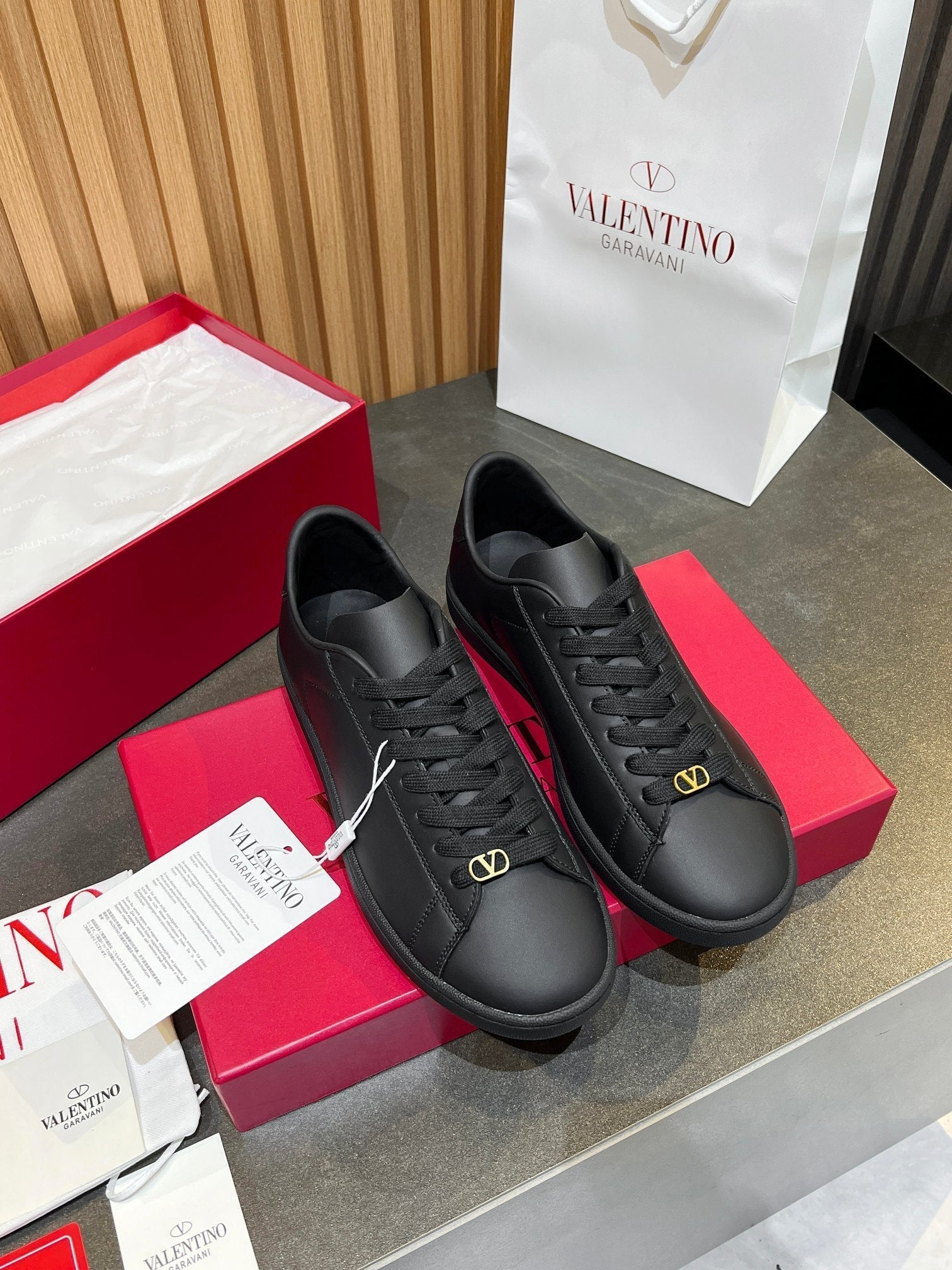 VT 25S Casual Sneakers Black Cowhide 563092