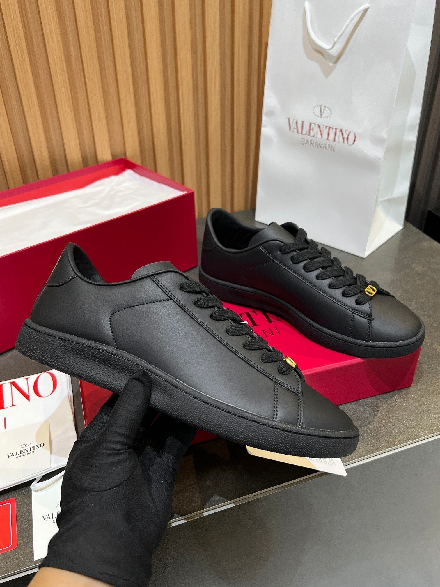 VT 25S Casual Sneakers Black Cowhide 563092