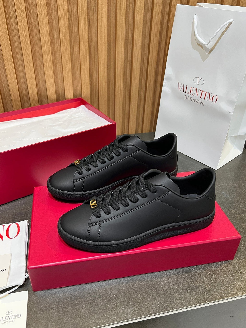 VT 25S Casual Sneakers Black Cowhide 563092